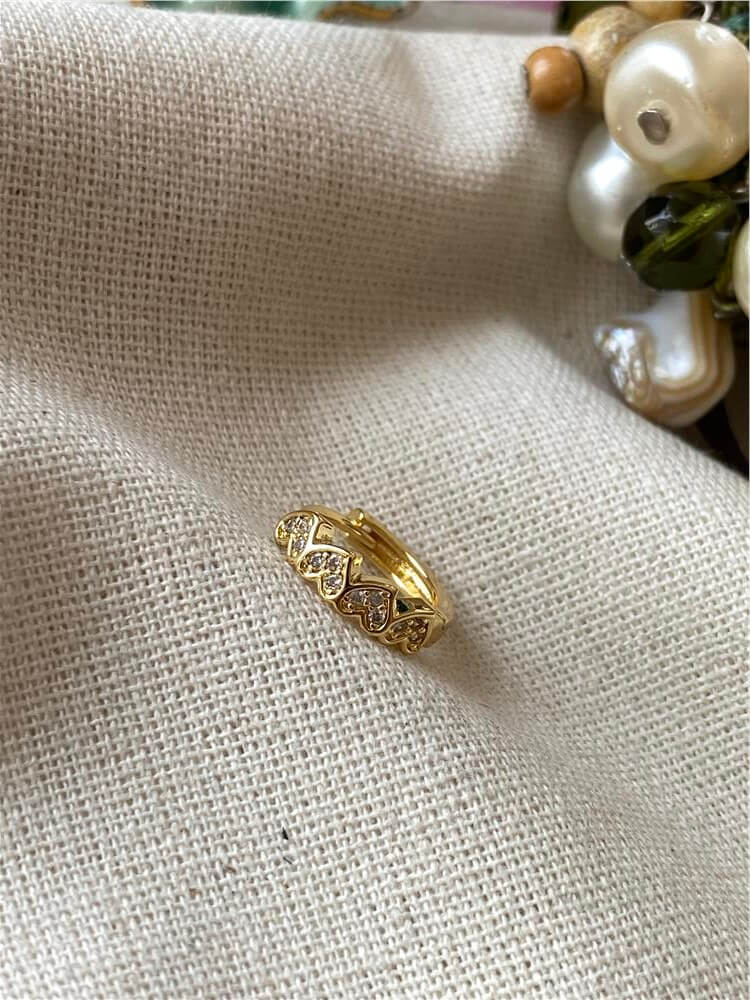 14K Sıralı Kalpler Kıkırdak Küpe