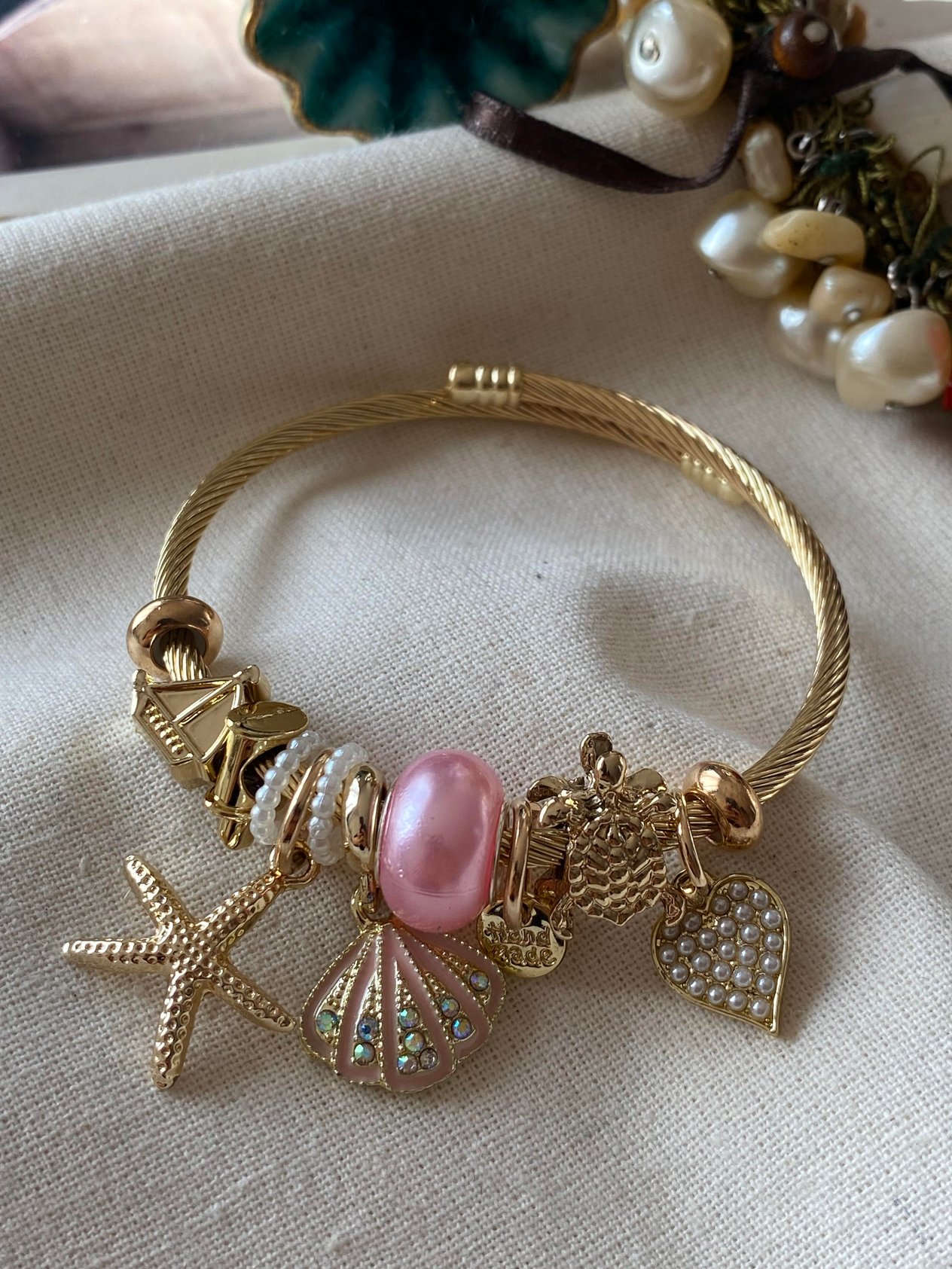 Çelik Gold Kordonlu Pembe Kabuklu Denizyıldızı Charmlı Bileklik