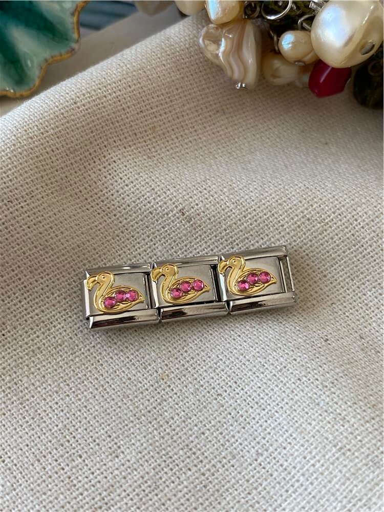 Çelik Pembe Kuğu Nomi Charm