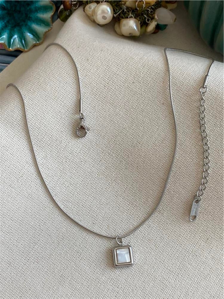Çelik Silver Mini Sedef Kare Kolye