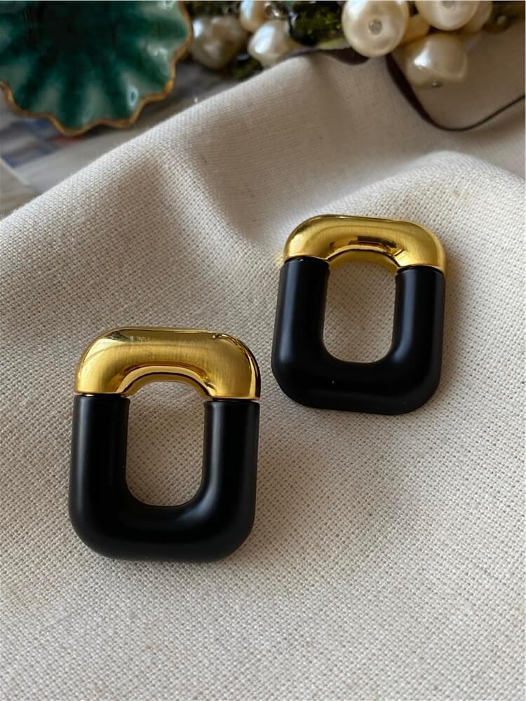 Gold Detaylı Siyah Kare Küpe