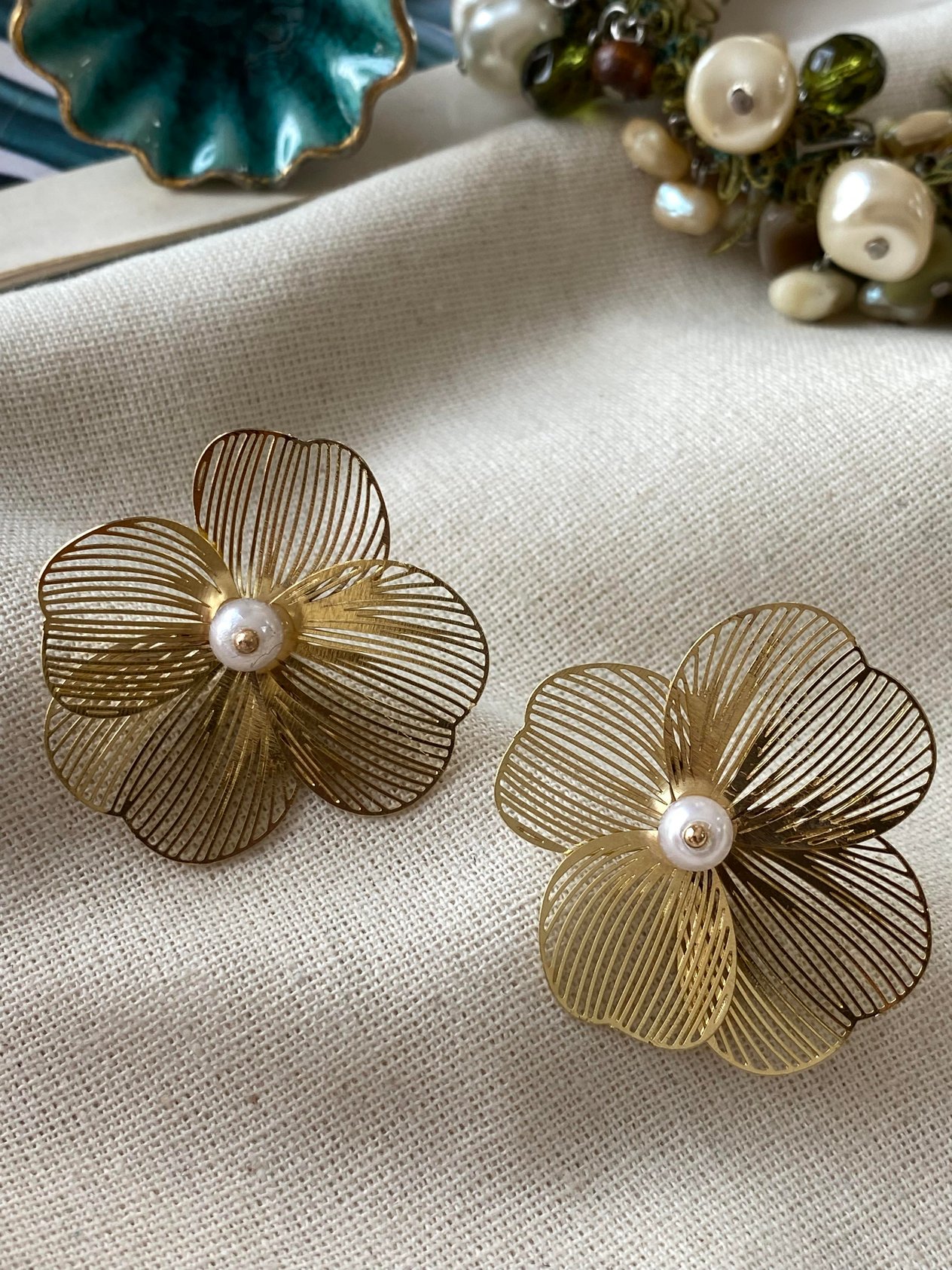 İncili Gold Metal Çiçek Küpe