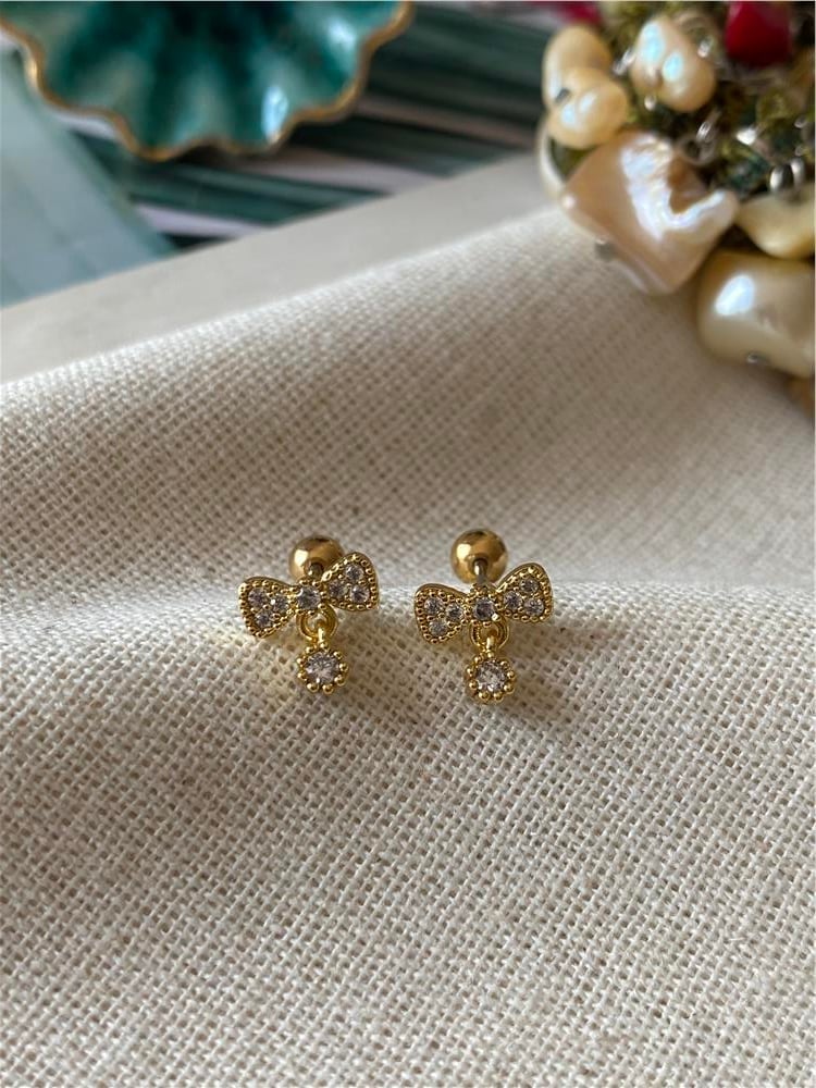 Taş Sallantılı Fiyonk Piercing