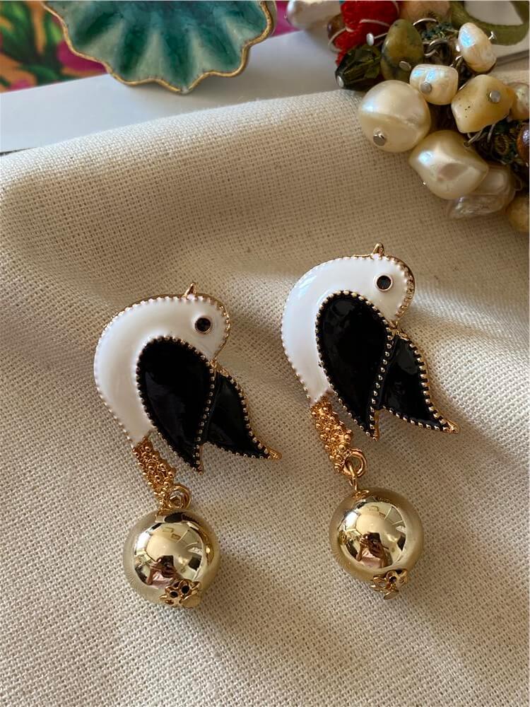 Top Sallantılı Siyah Beyaz Kuşlar Küpe