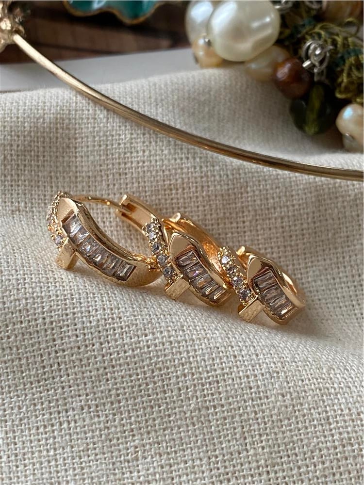 Üçlü Baget Taşlı Gold Çivi Küpe