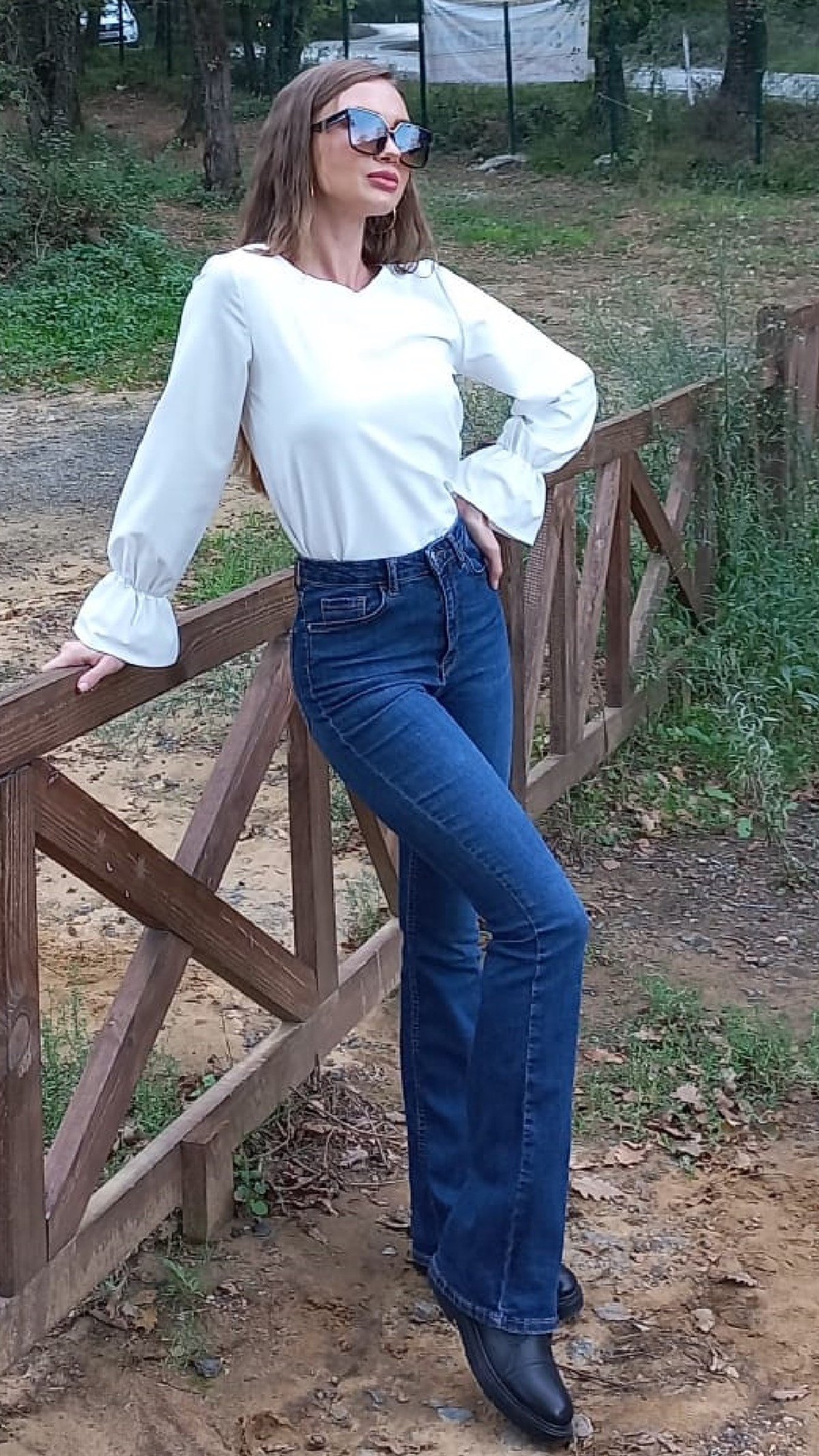 Beyaz Bisiklet Yaka Kol Ucu Lastikli Krep Bluz