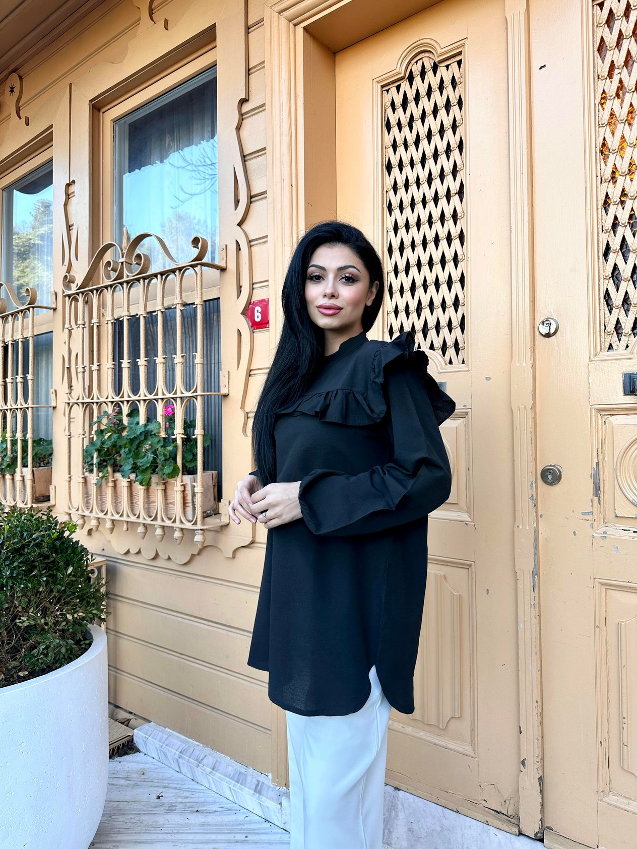 Siyah Omuzdan Fırfırlı Uzun Poplin Tunik