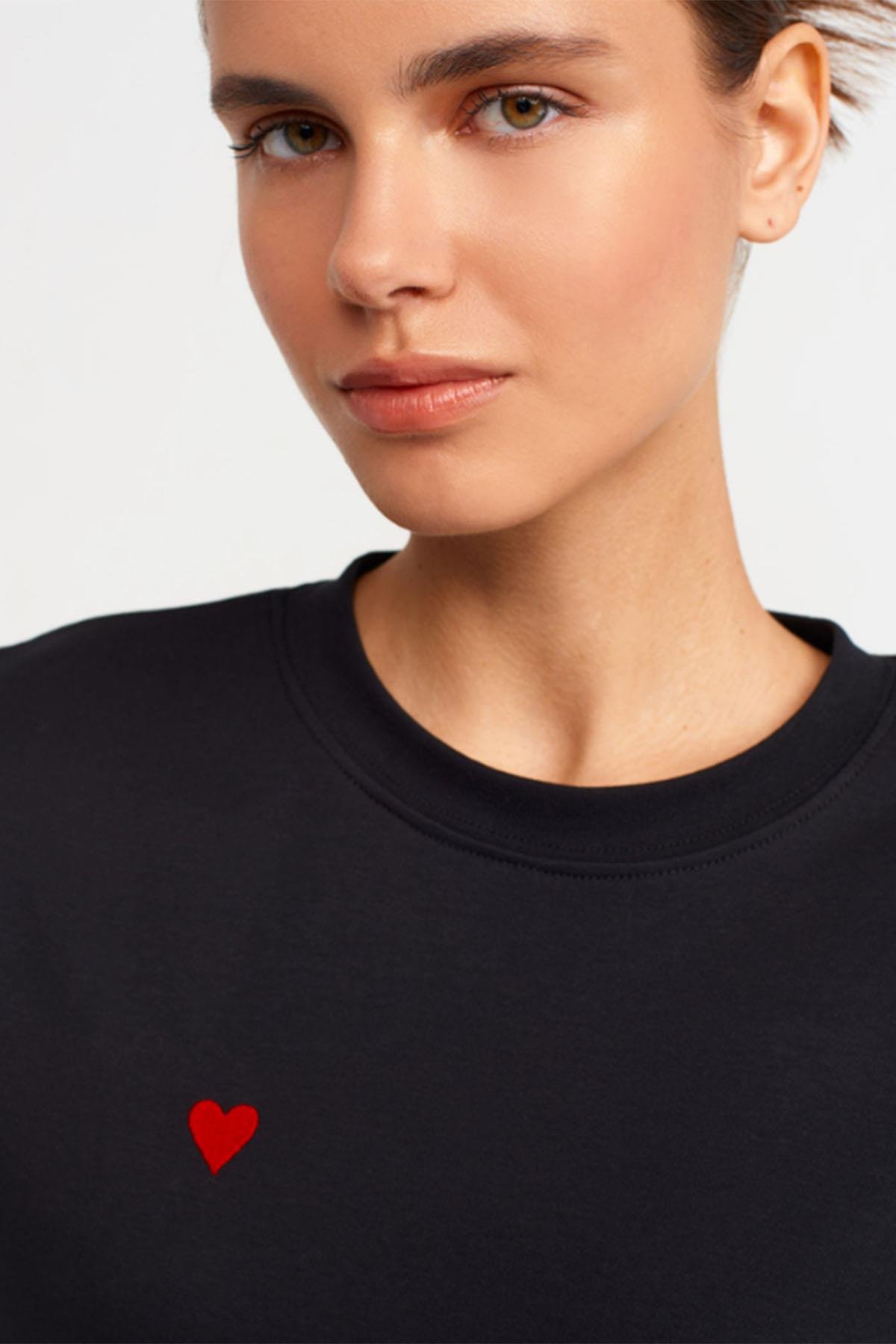 Kadın Kalp Nakışlı Bisiklet Yaka Pamuklu Tshirt - SİYAH