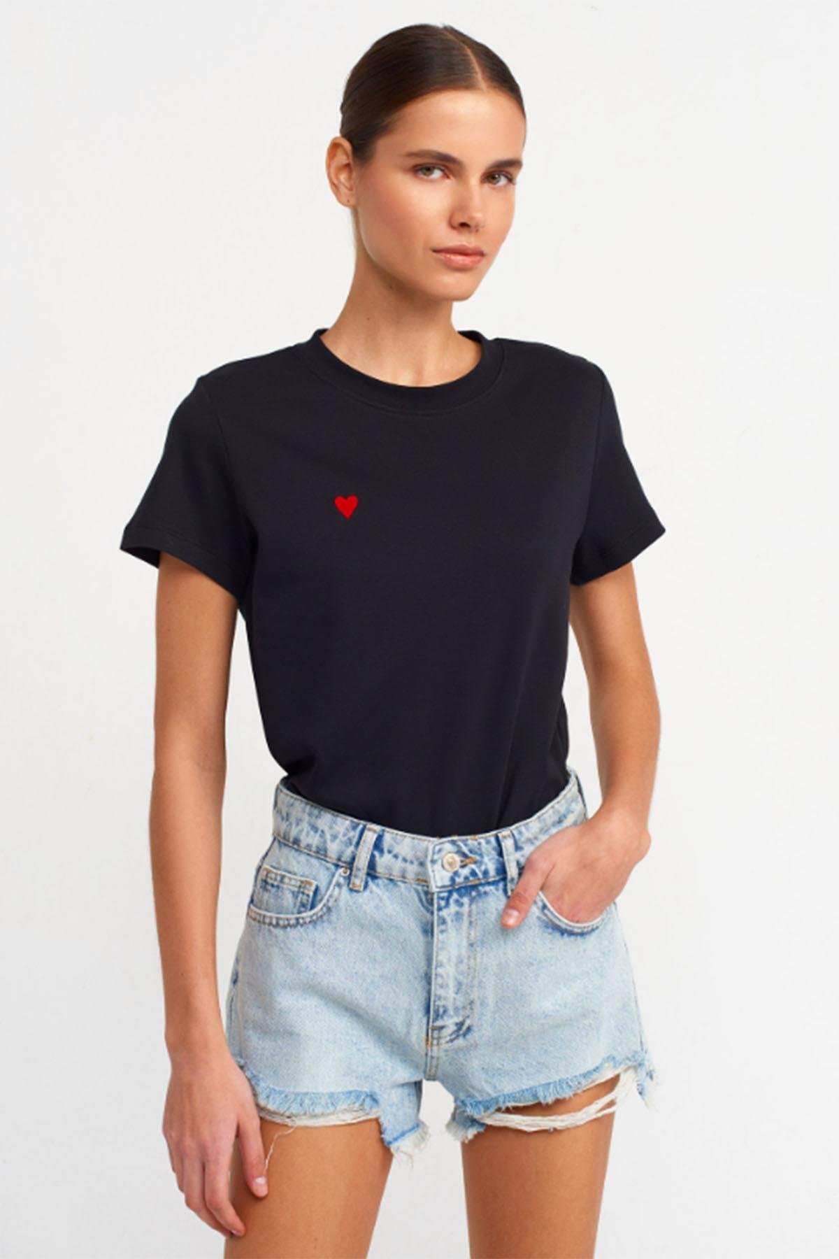 Kadın Kalp Nakışlı Bisiklet Yaka Pamuklu Tshirt - SİYAH