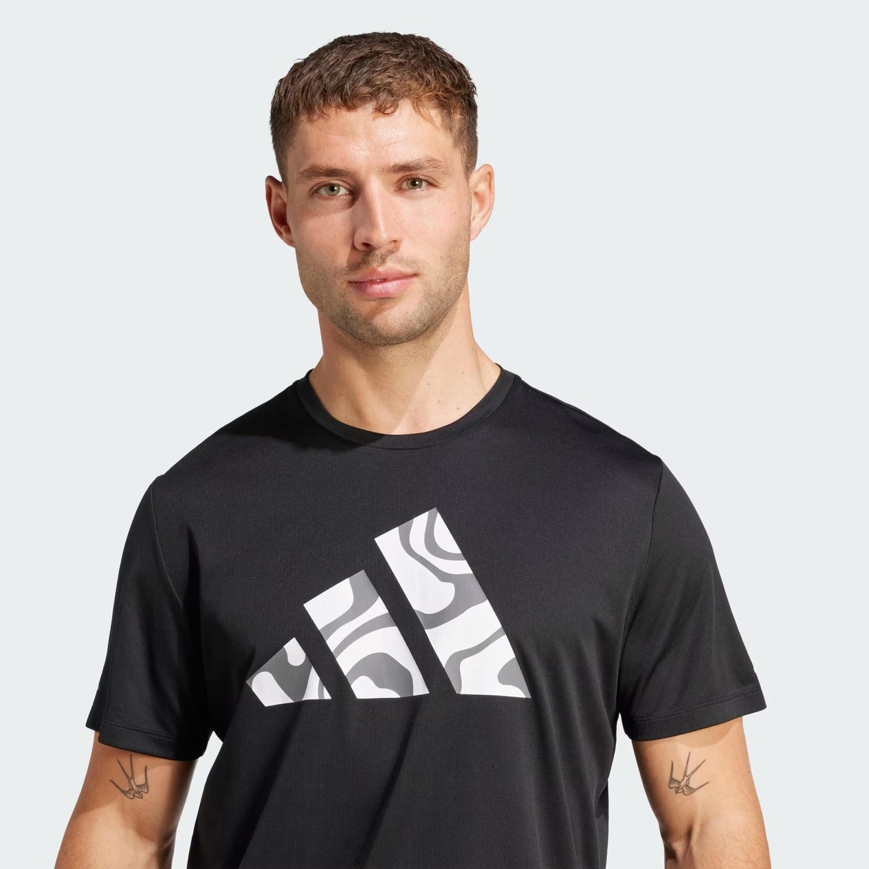 adidas Run It Brand Love Erkek Tişört