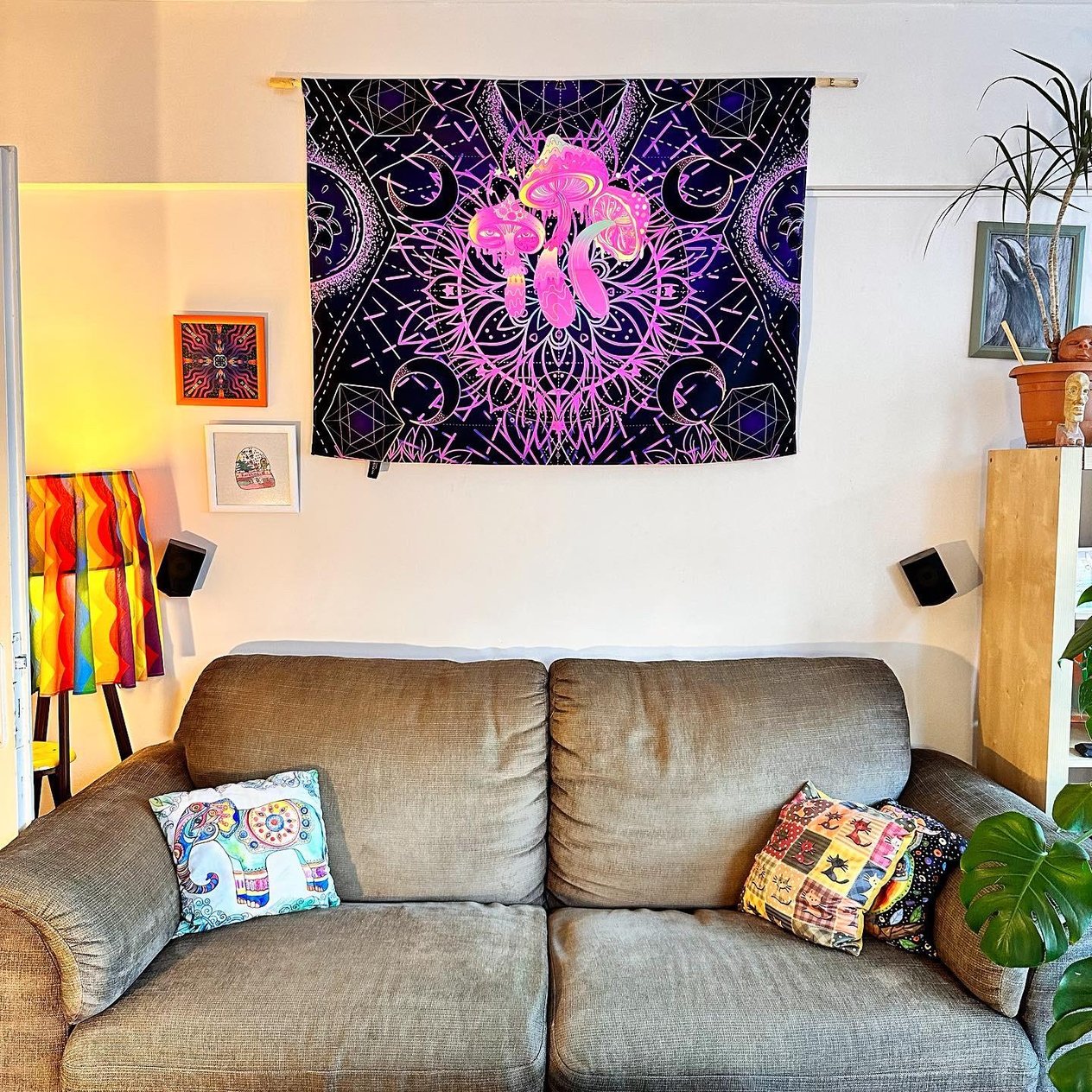 Magically Glowing Mushrooms / Neon Duvar Örtüsü Tapestry