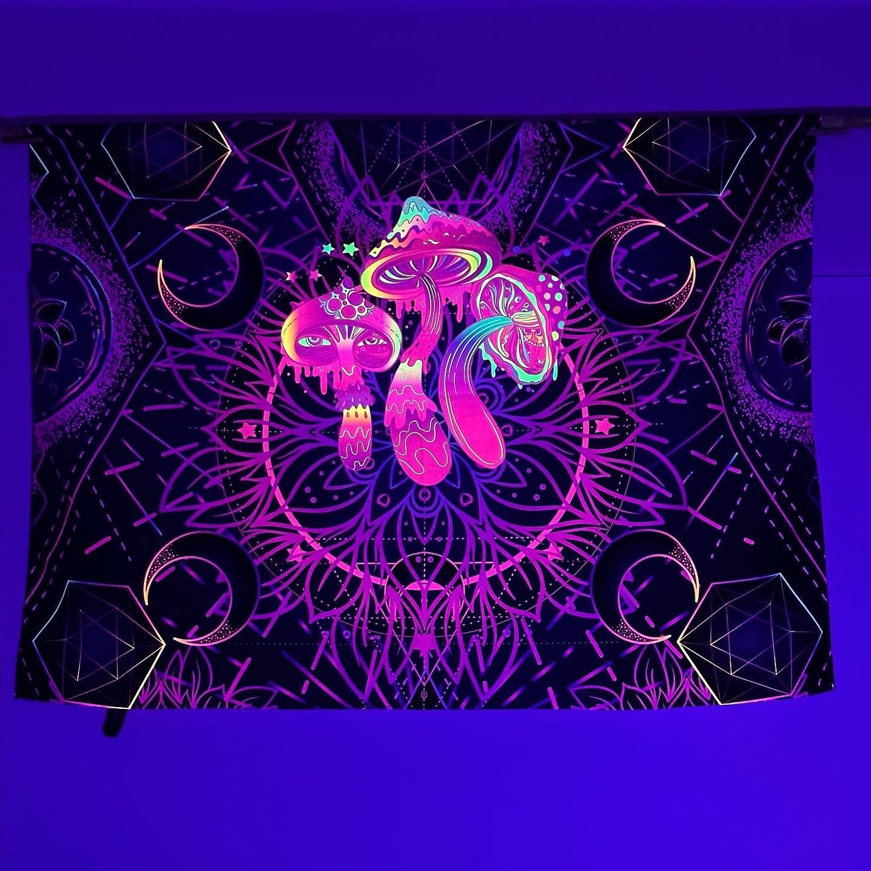 Magically Glowing Mushrooms / Neon Duvar Örtüsü Tapestry