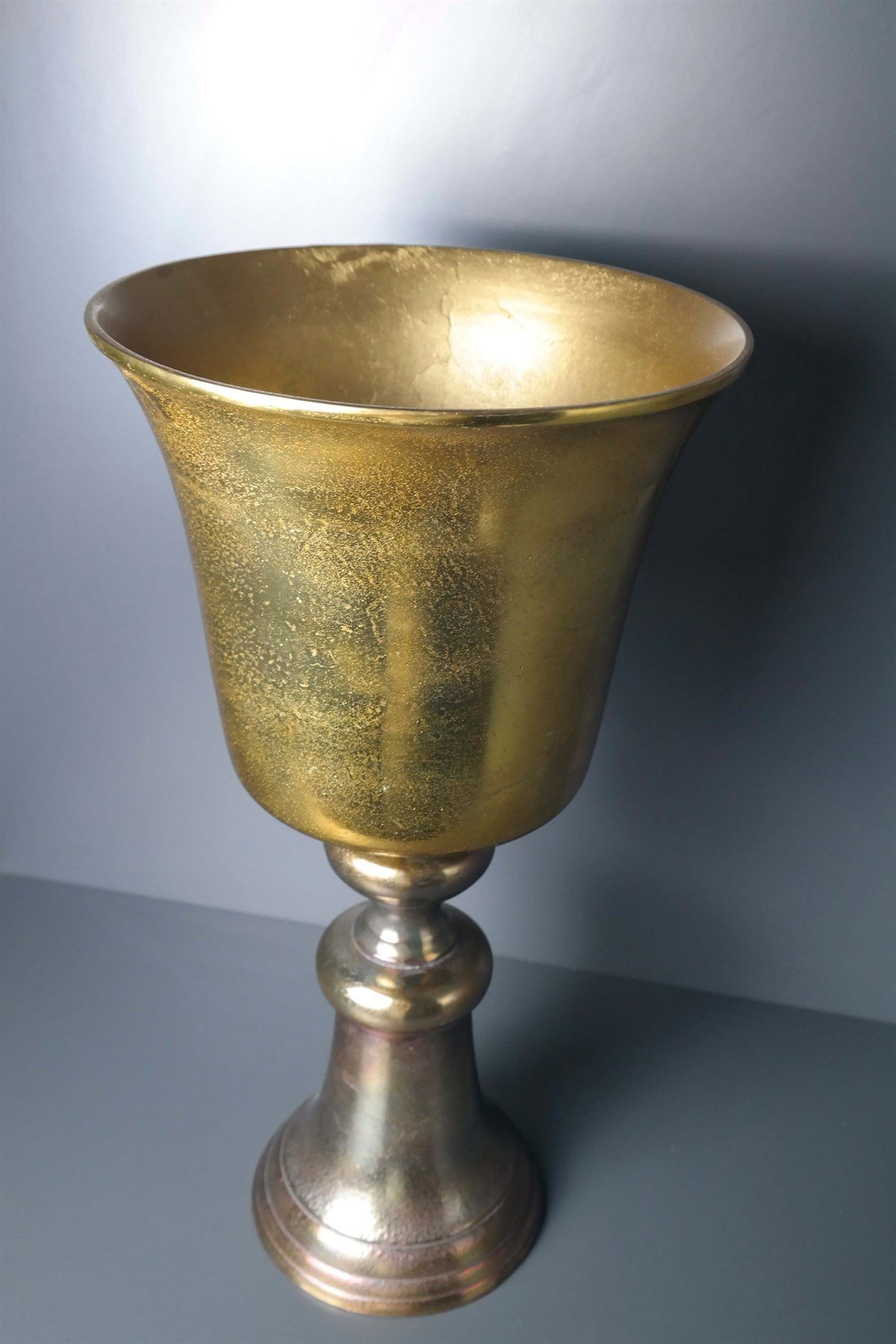 Gold Renk Döküm Demir Ayaklı Metal Dekoratif Vazo 52 Cm Dekoratif Vazo