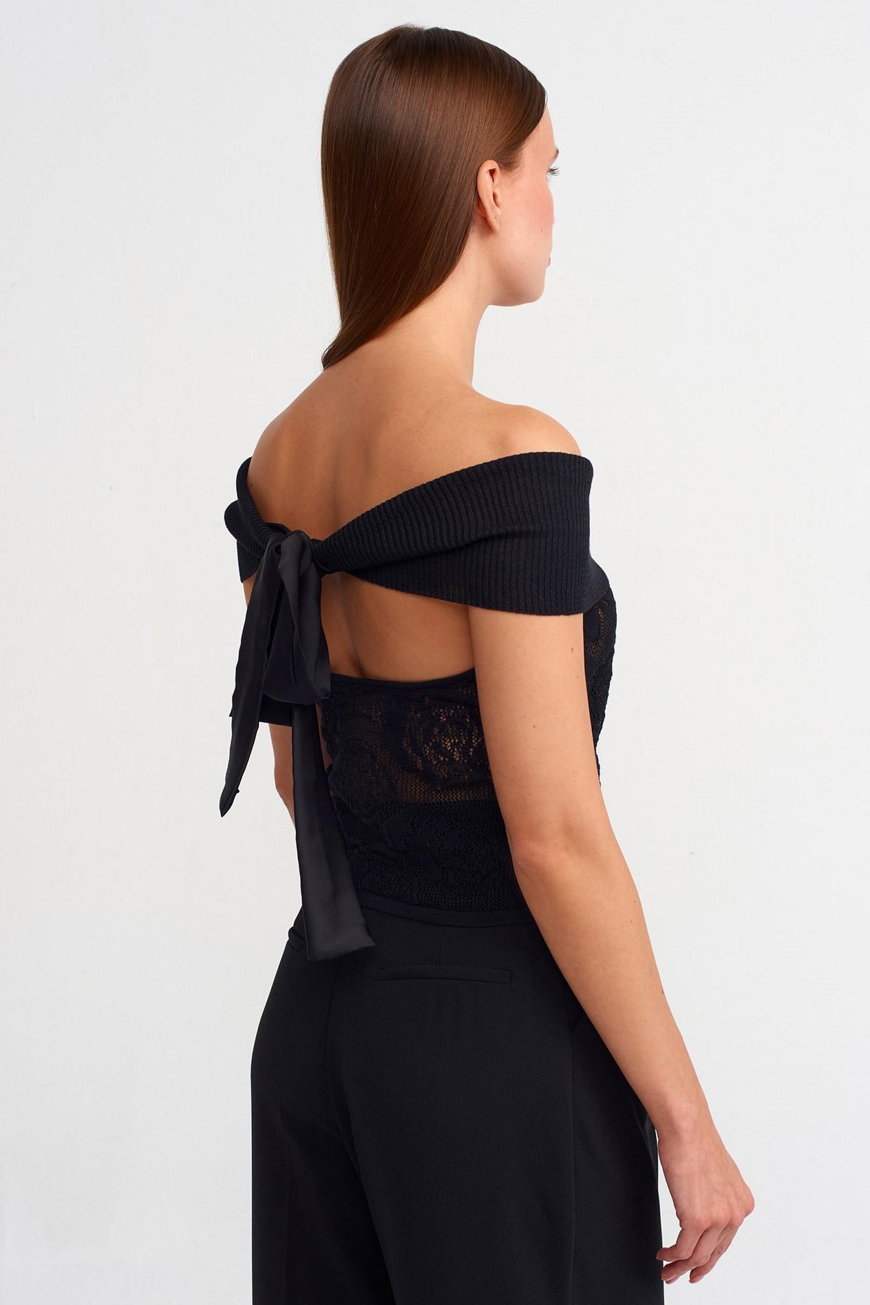 Bardot Yaka Çiçek Ajurlu Arkası Fiyonklu Bluz DL10581