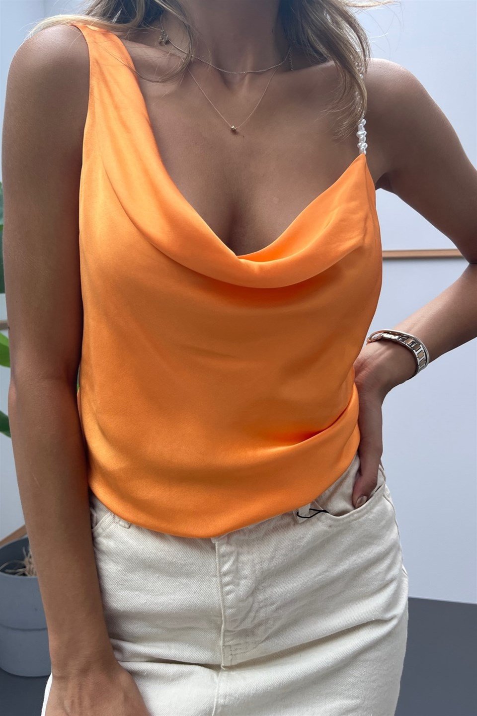 Degaje Yaka Tek Omzu İnci Detaylı Saten Bluz DL50143