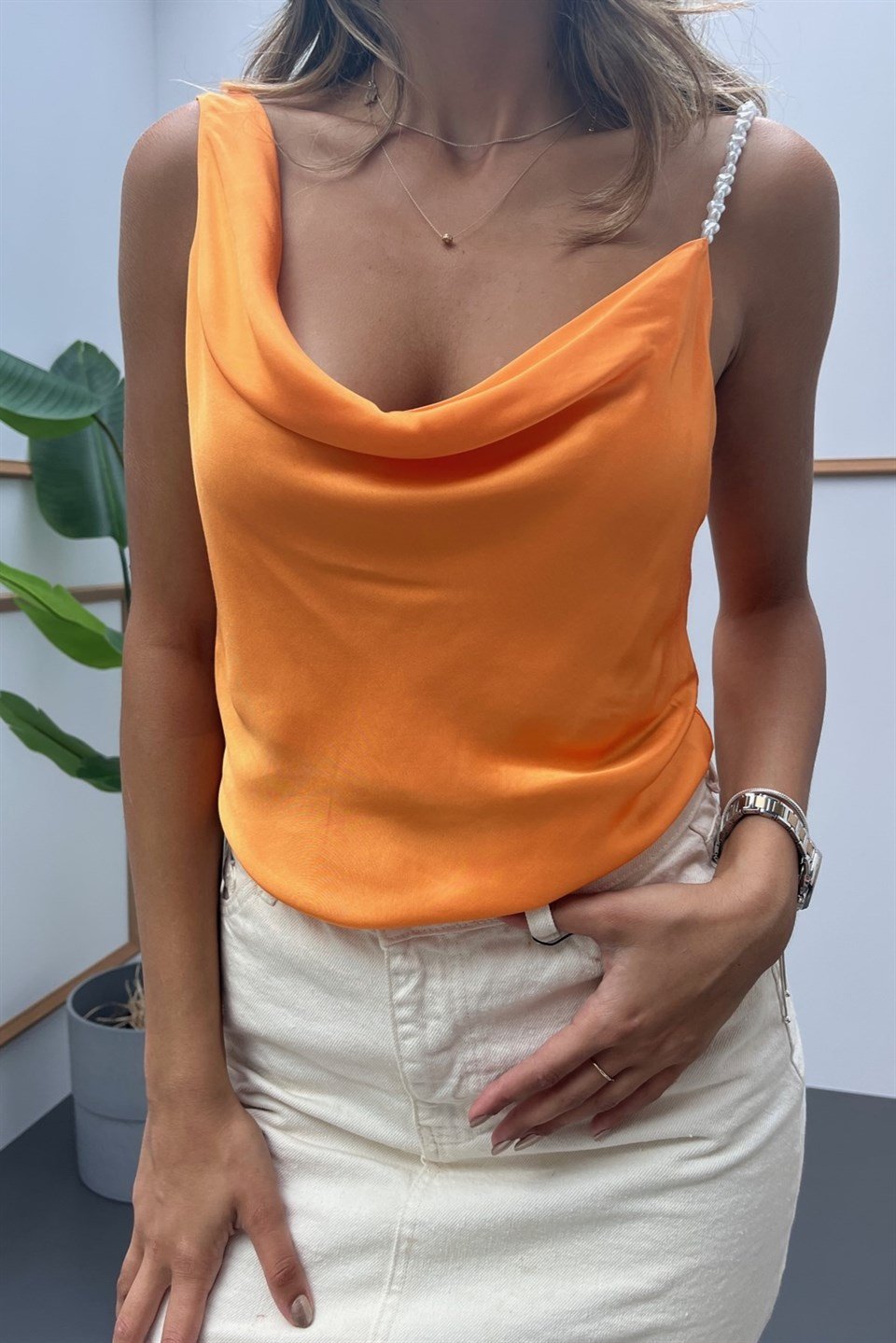 Degaje Yaka Tek Omzu İnci Detaylı Saten Bluz DL50143