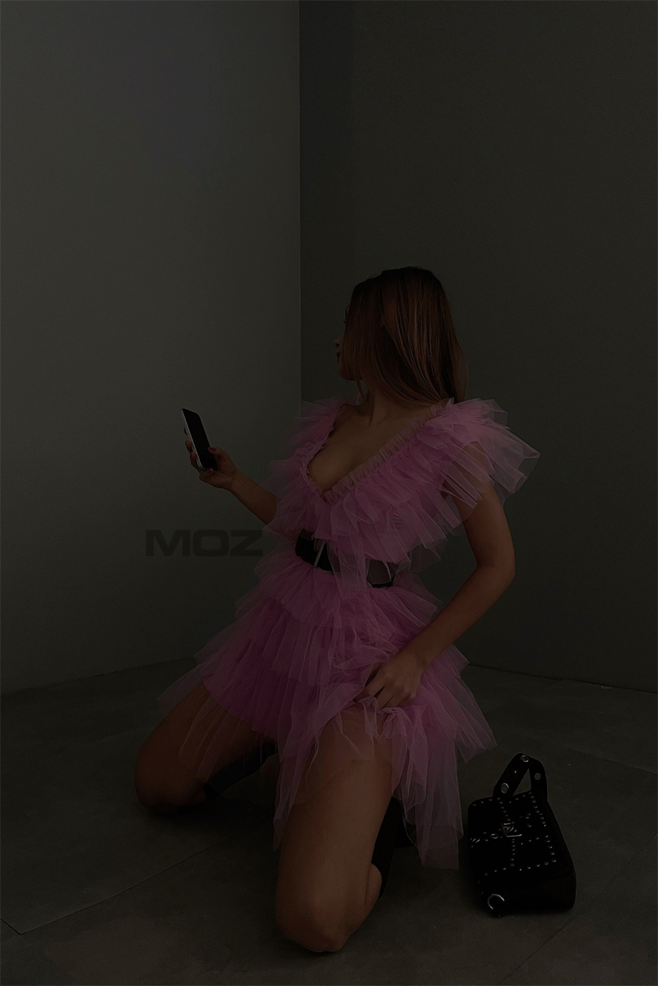 V Yaka Askılı Fırfırlı Mini Elbise Kİ58382