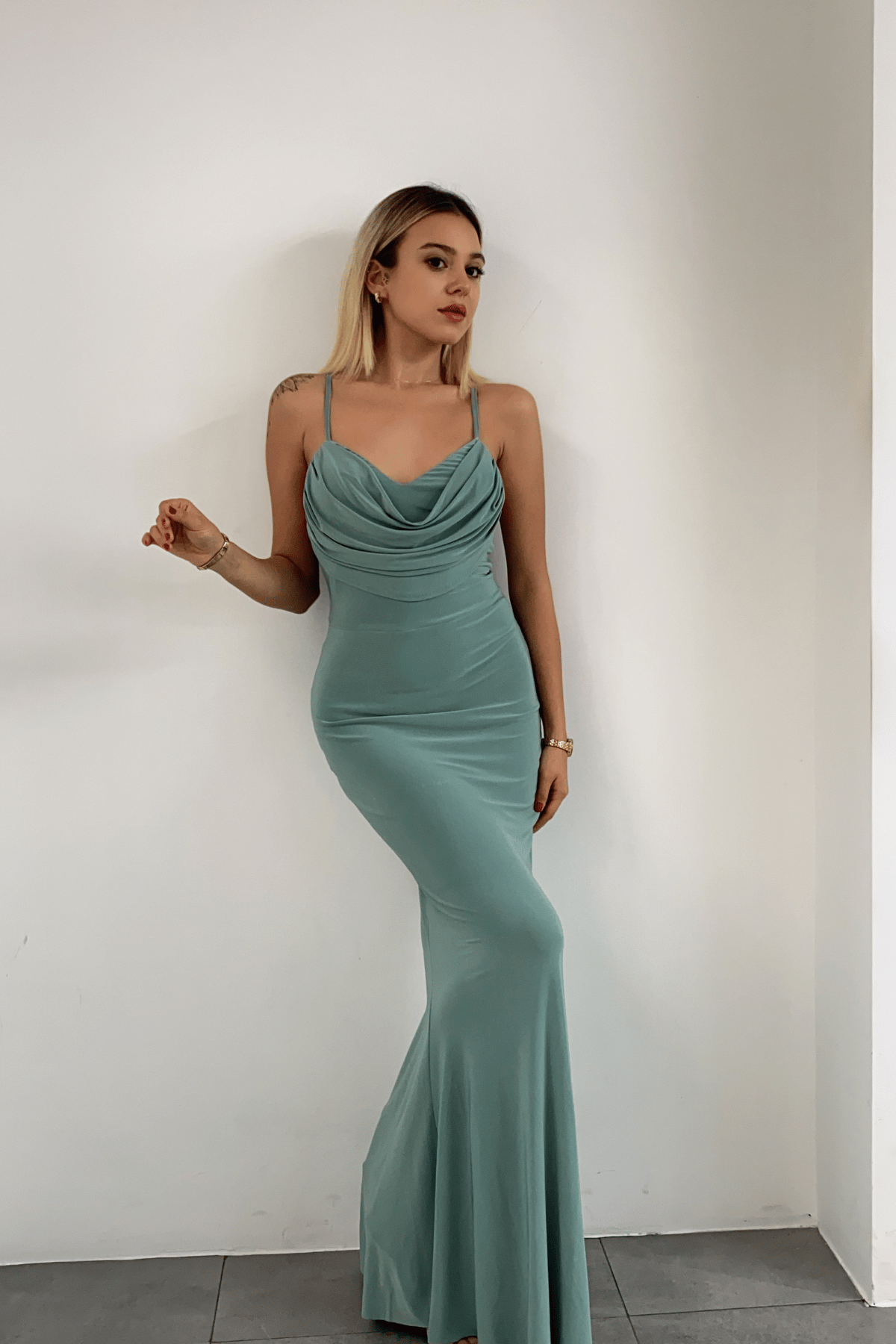 Sırt Dekolteli Mint Degaje Yaka Elbise