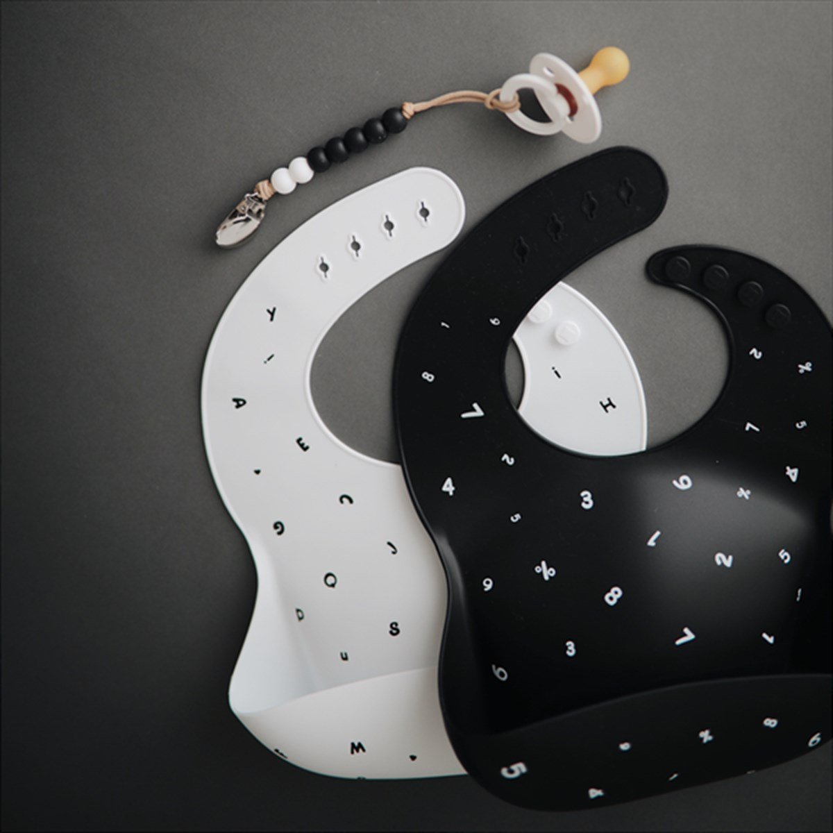 Mushie Silicone Bib Black Numbers - Mushie Silikon Önlük Siyah Numaralar