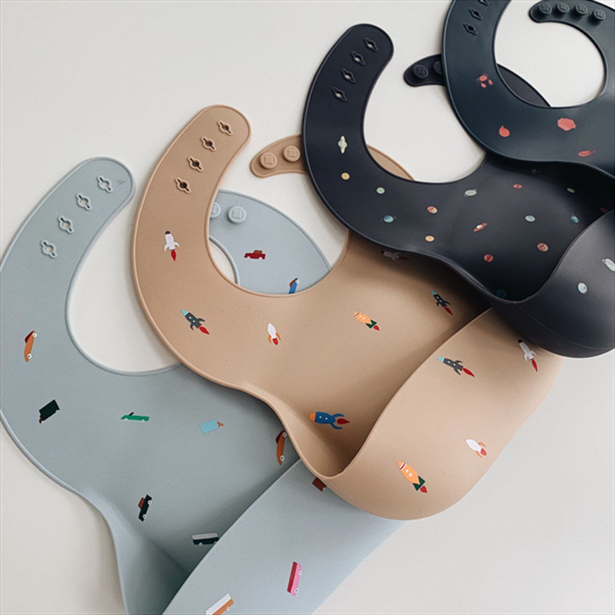 Mushie Silicone Bib Black Numbers - Mushie Silikon Önlük Siyah Numaralar