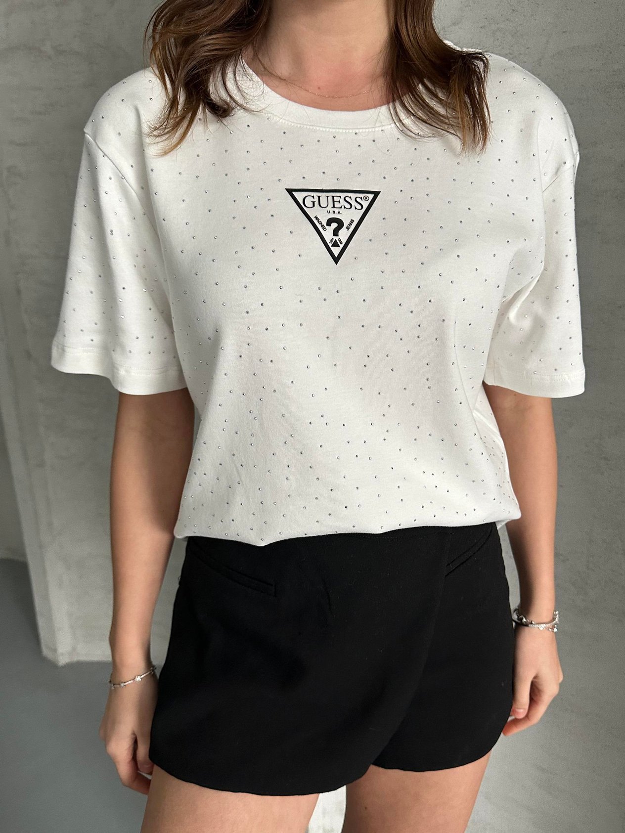 Üçgen Marka Taşlı Beyaz Crop T-Shirt