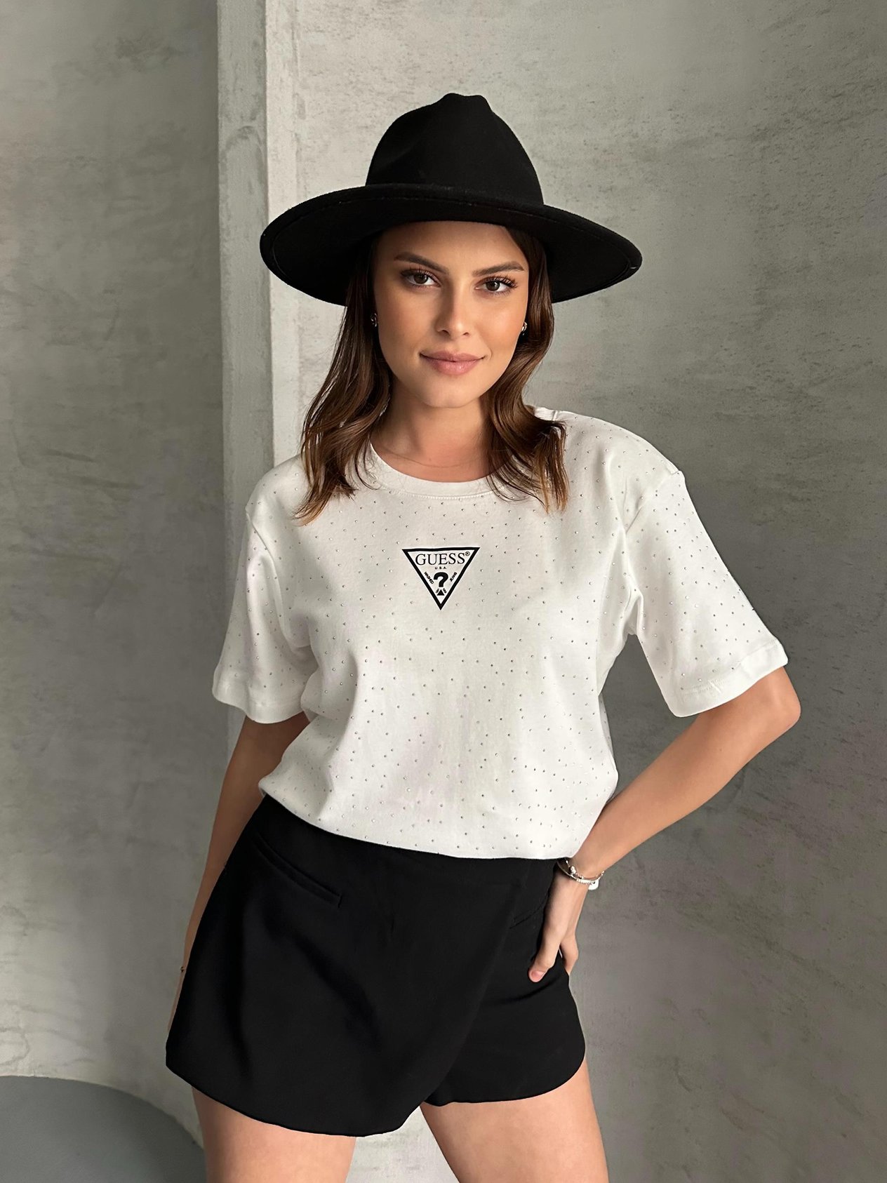 Üçgen Marka Taşlı Beyaz Crop T-Shirt