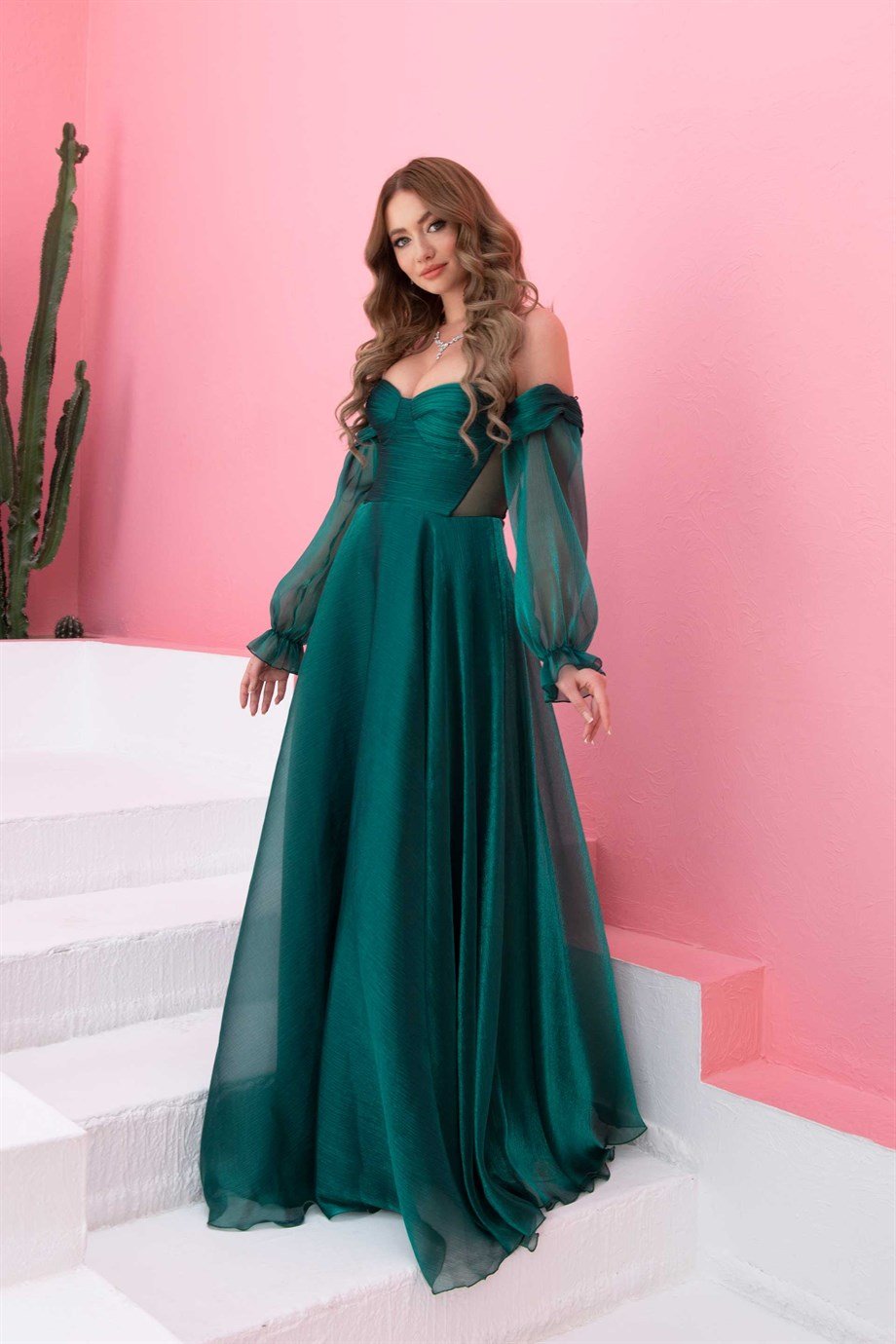55930-34CARMENCarmen Zümrüt Organze Düşük Kollu Uzun Abiye Elbise