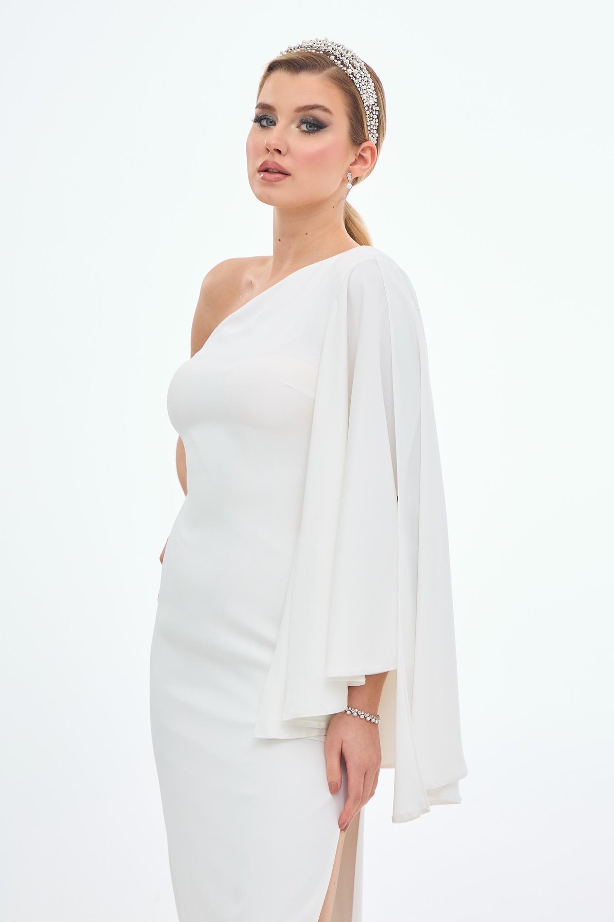 58315-6CARMENCarmen Ekru Tek Kol Yandan Yırtmaçlı Krep Nikah Elbisesi