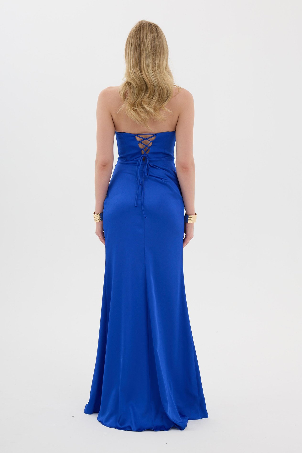 58518-25CARMENCarmen Saks Yırtmaçlı Straplez Saten Abiye Elbise