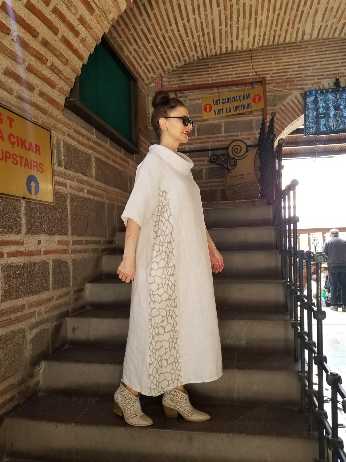 İTALYAN YANLARI DESENLİ DEGAJE  YAKA KETEN ELBİSE