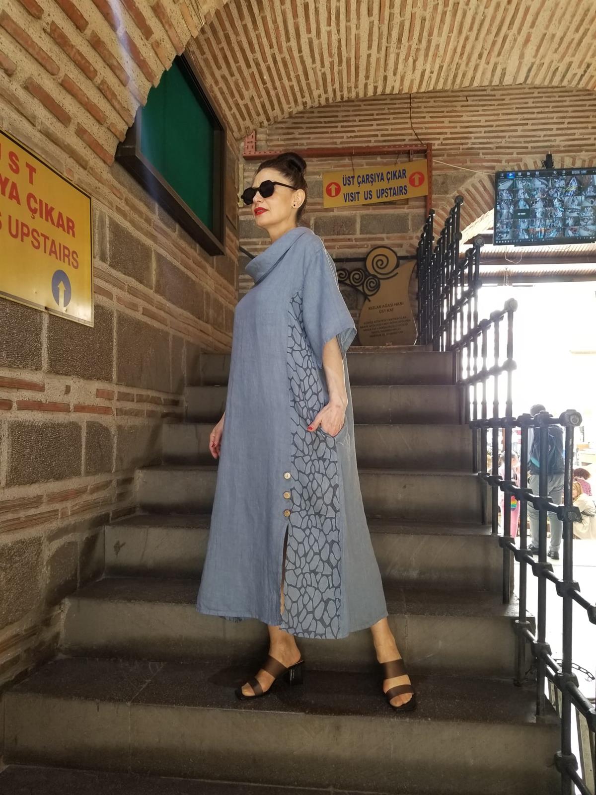 İTALYAN  YANLARI  DESENLİ  DEGAJE  YAKA  KETEN ELBİSE