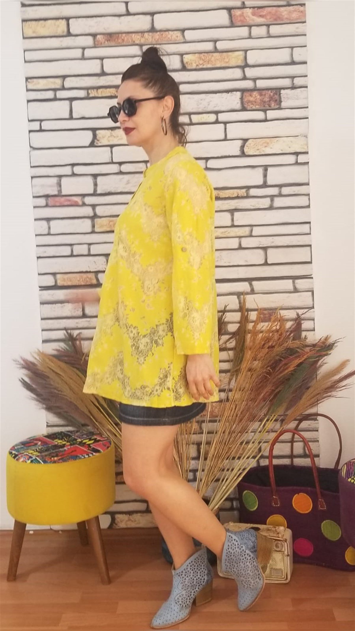 Sarı Dantel Transparan Ön Yaka Kısmı Pul Palet işlemeli Bluz