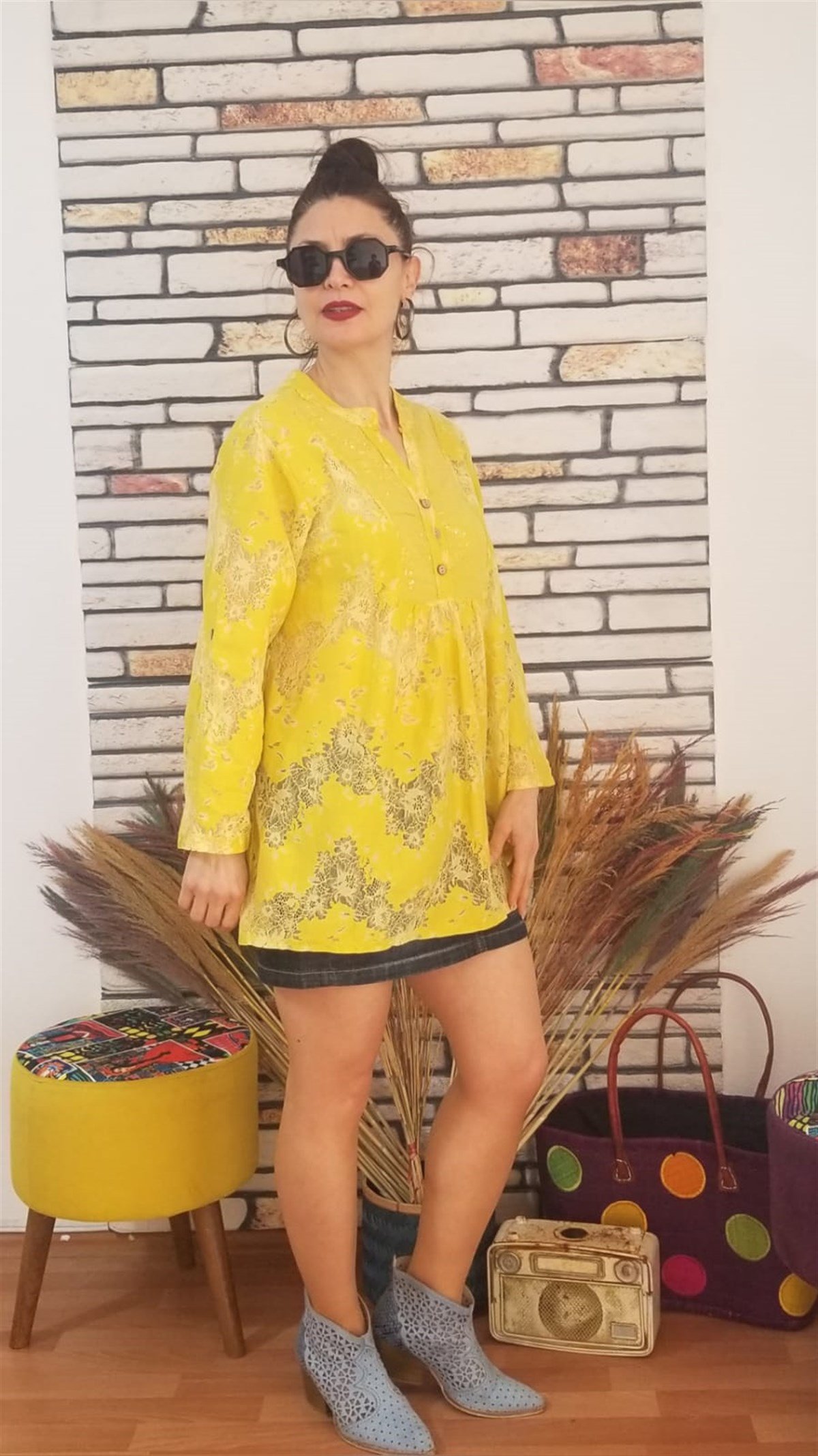 Sarı Dantel Transparan Ön Yaka Kısmı Pul Palet işlemeli Bluz