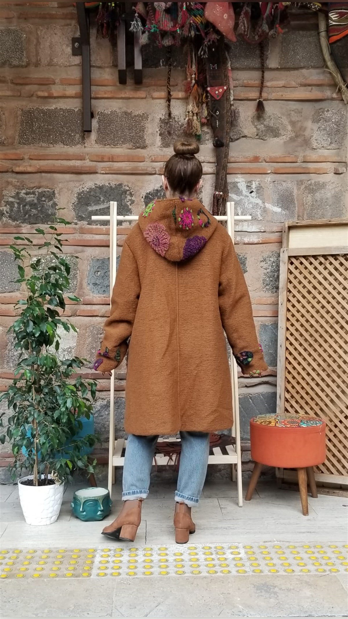 Siyah Çiçekli Keçe Kaban