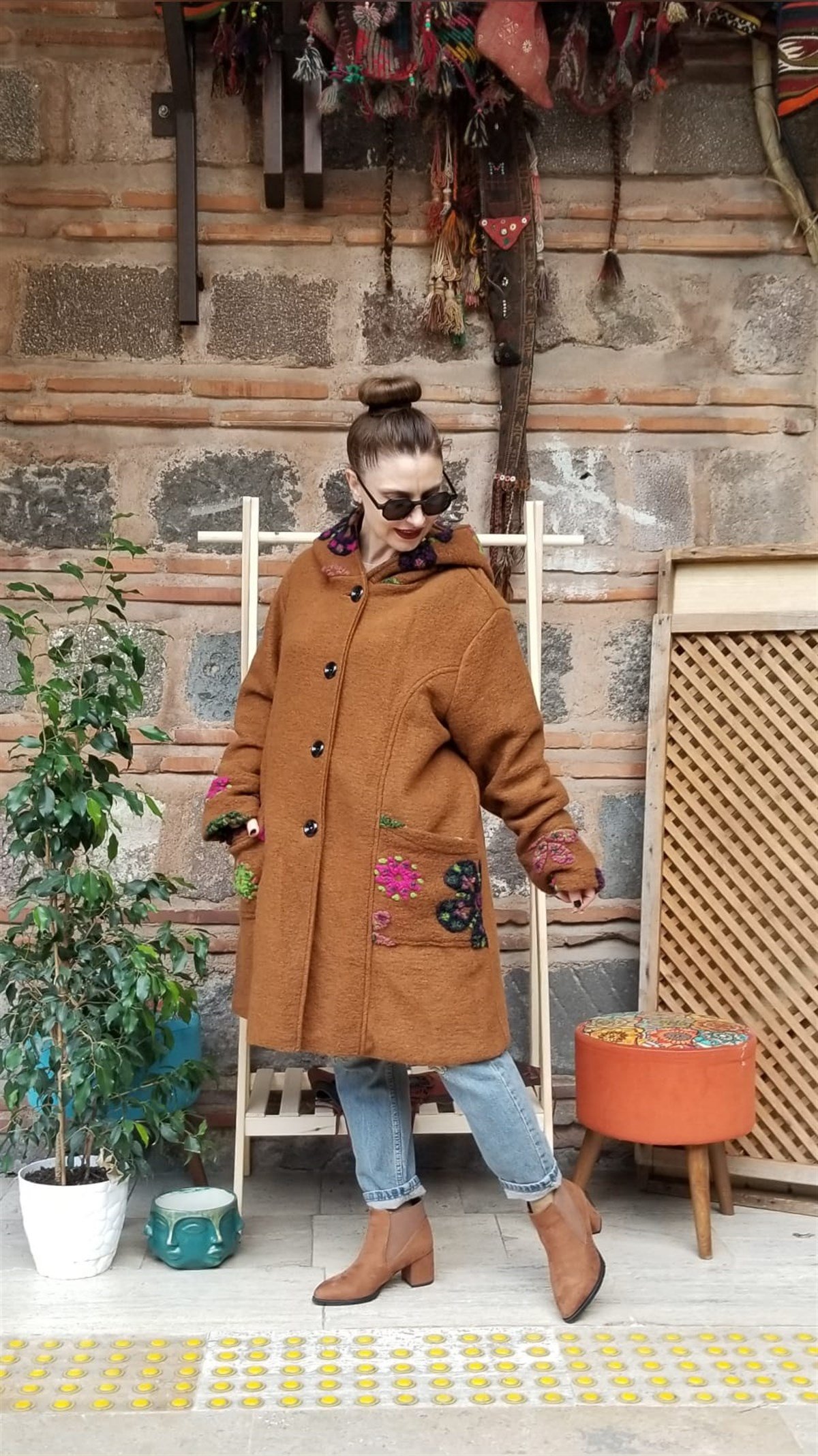 Siyah Çiçekli Keçe Kaban