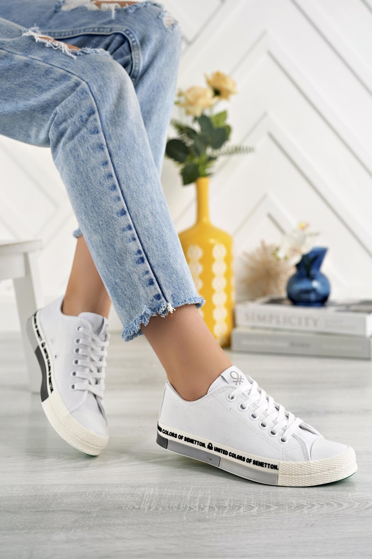 Benetton 70017 Beyaz Siyah Kısa Kadın Converse