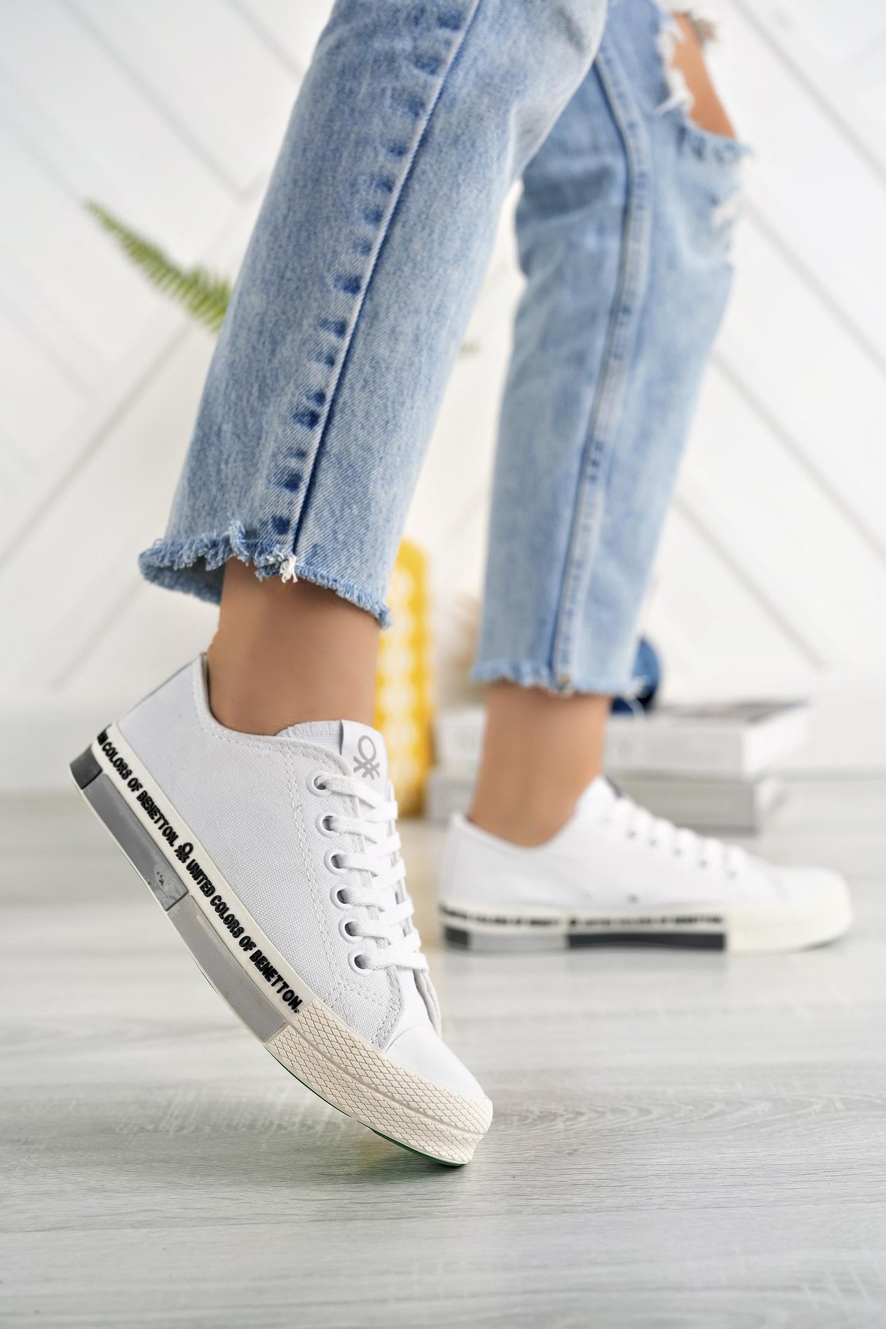 Benetton 70017 Beyaz Siyah Kısa Kadın Converse