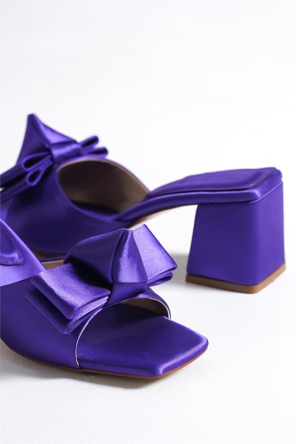 Capone Blunt Toe Knot Double Bow Detail Satin Woman Mid Heel Sandals