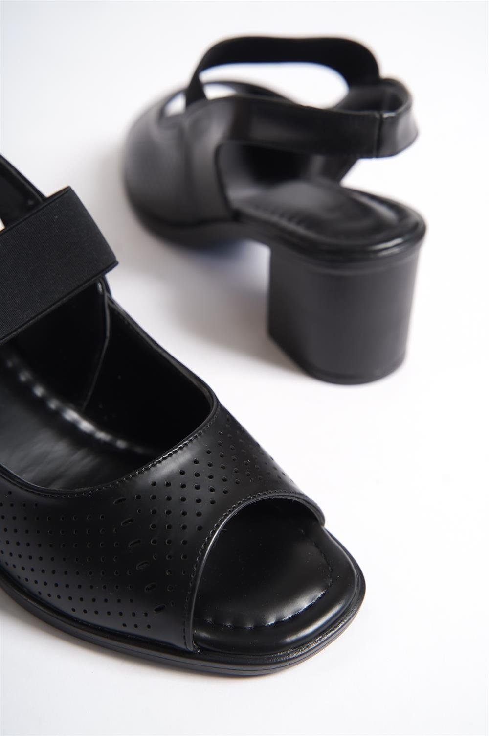 Capone Flat Toe Woman Shoes With Inner Pad and Elastic Banded