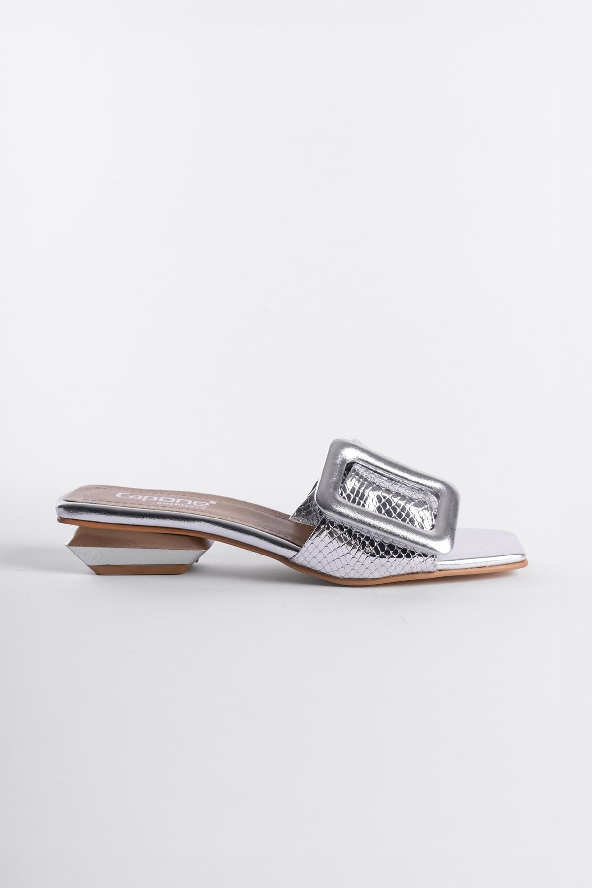 Capone Low Heel Buckle Accessory Patent Leather Croco Woman Sandals