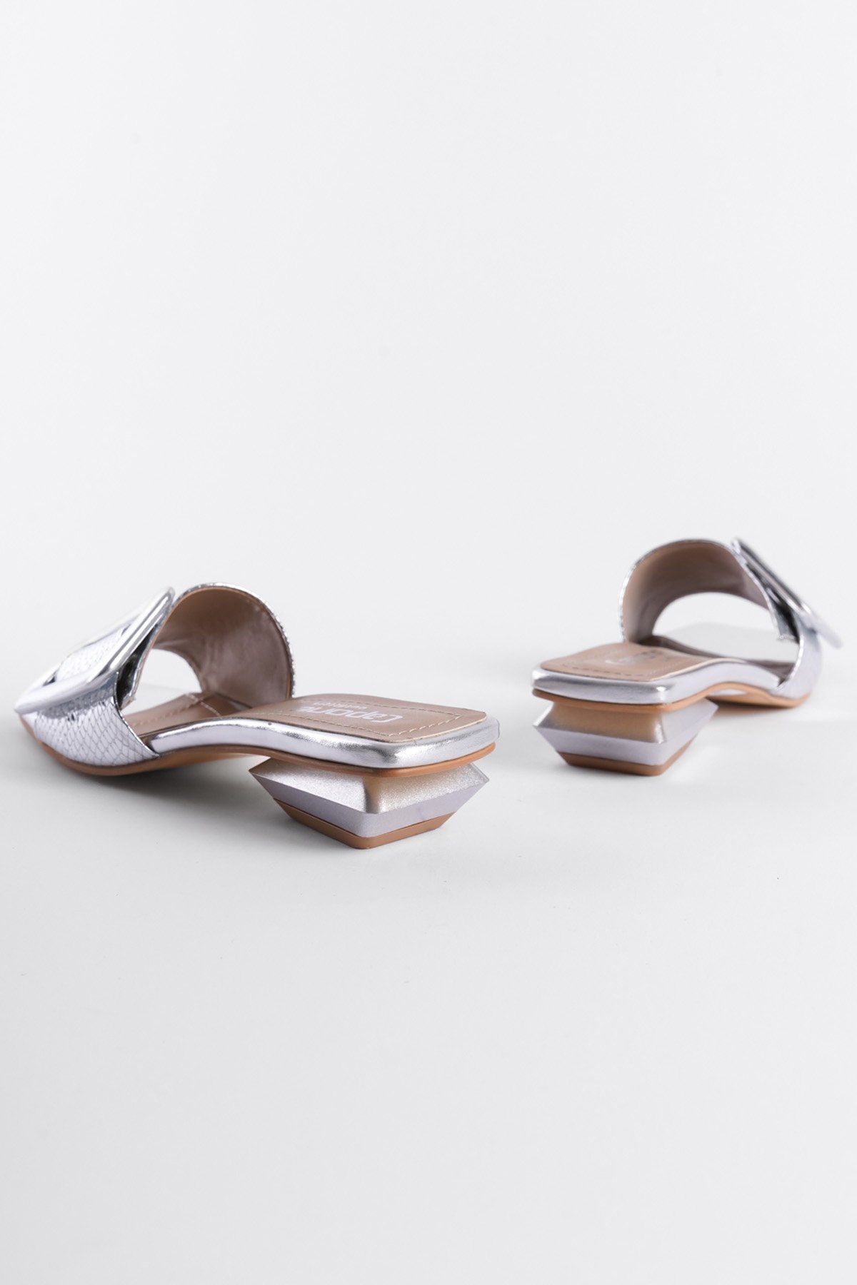 Capone Low Heel Buckle Accessory Patent Leather Croco Woman Sandals