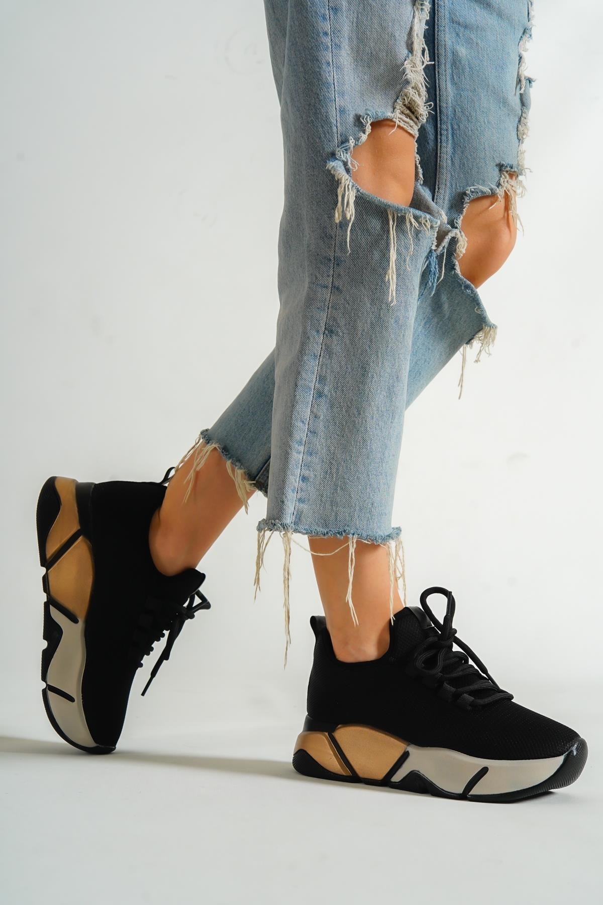 Capone Outfitters 400 Women Black Rose Sneaker