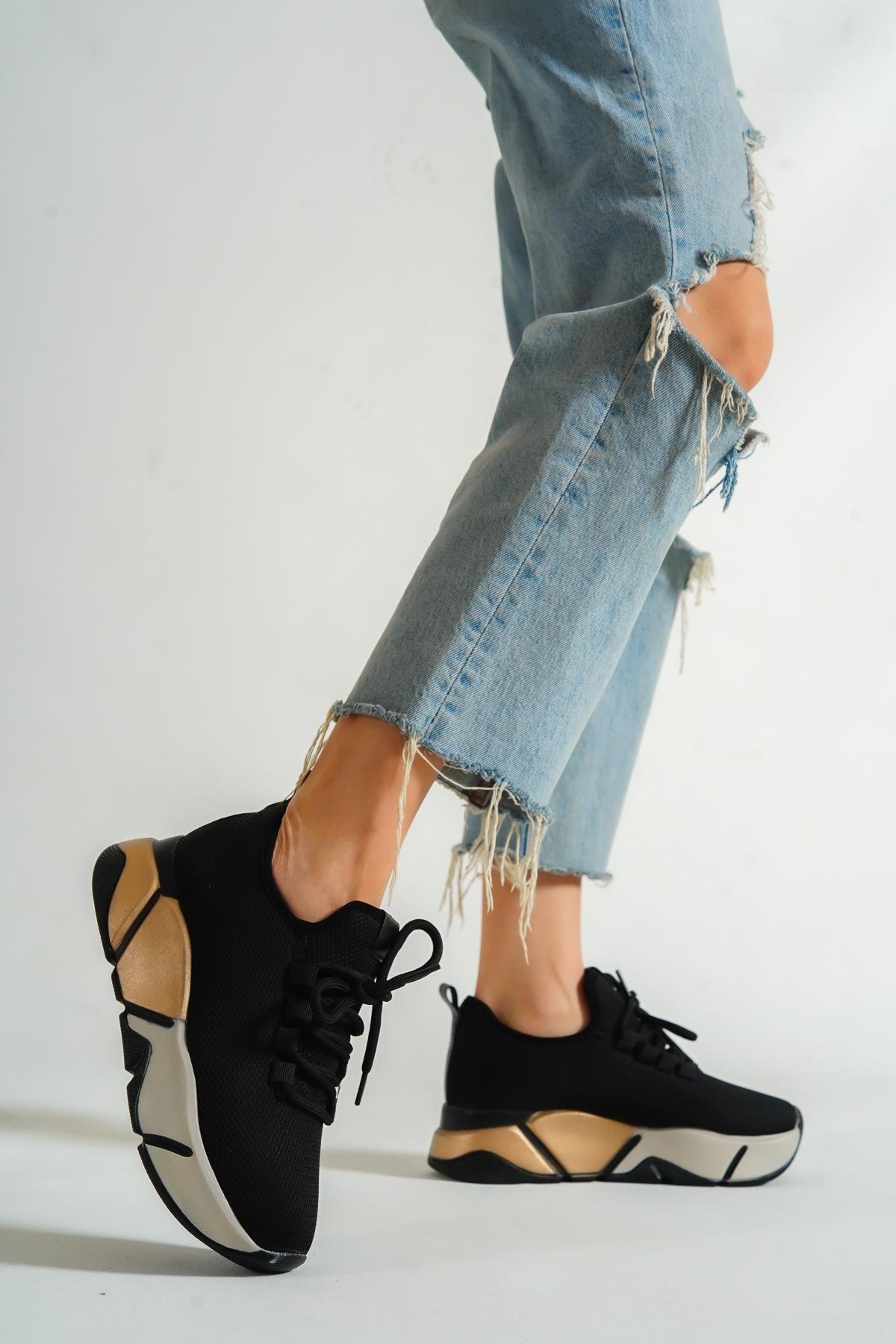Capone Outfitters 400 Women Black Rose Sneaker