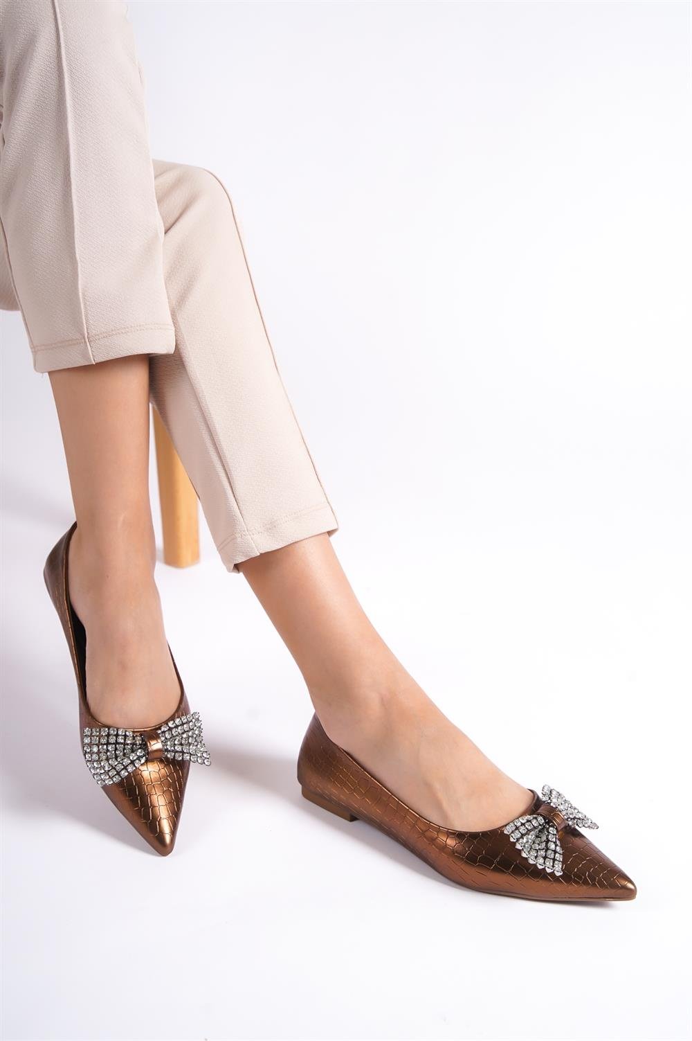 Capone Pointed Toe Woman Flats with Stones and Bow Crocodile Pattern
