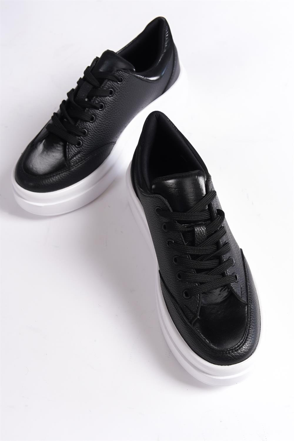 Capone Round Toe Furry Inside Woman Sneaker