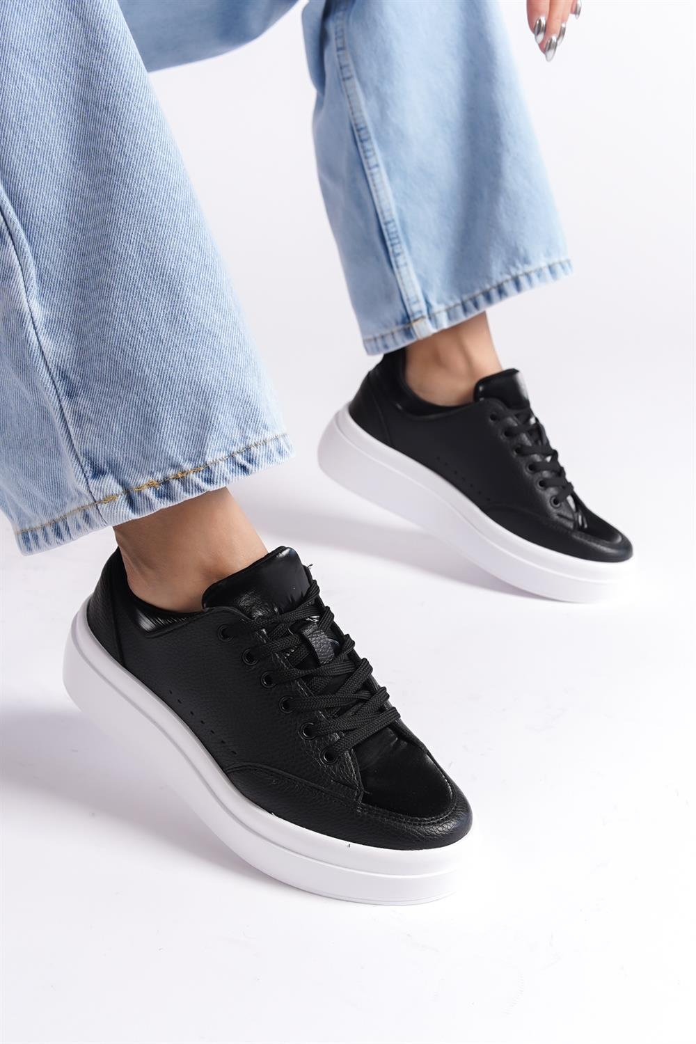 Capone Round Toe Furry Inside Woman Sneaker