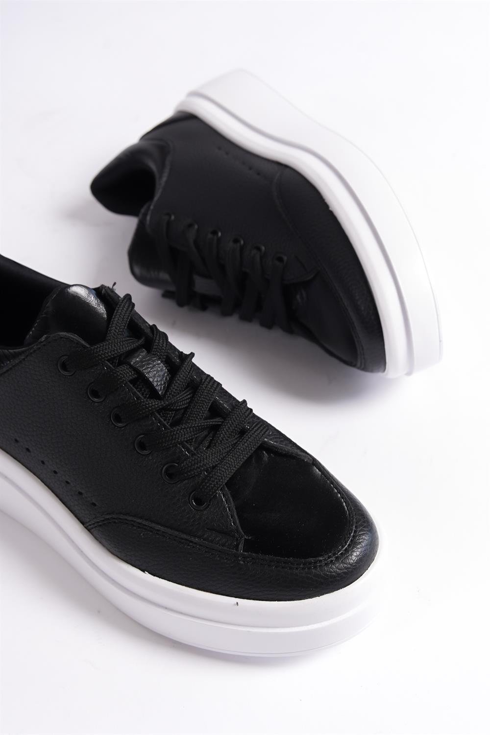 Capone Round Toe Furry Inside Woman Sneaker
