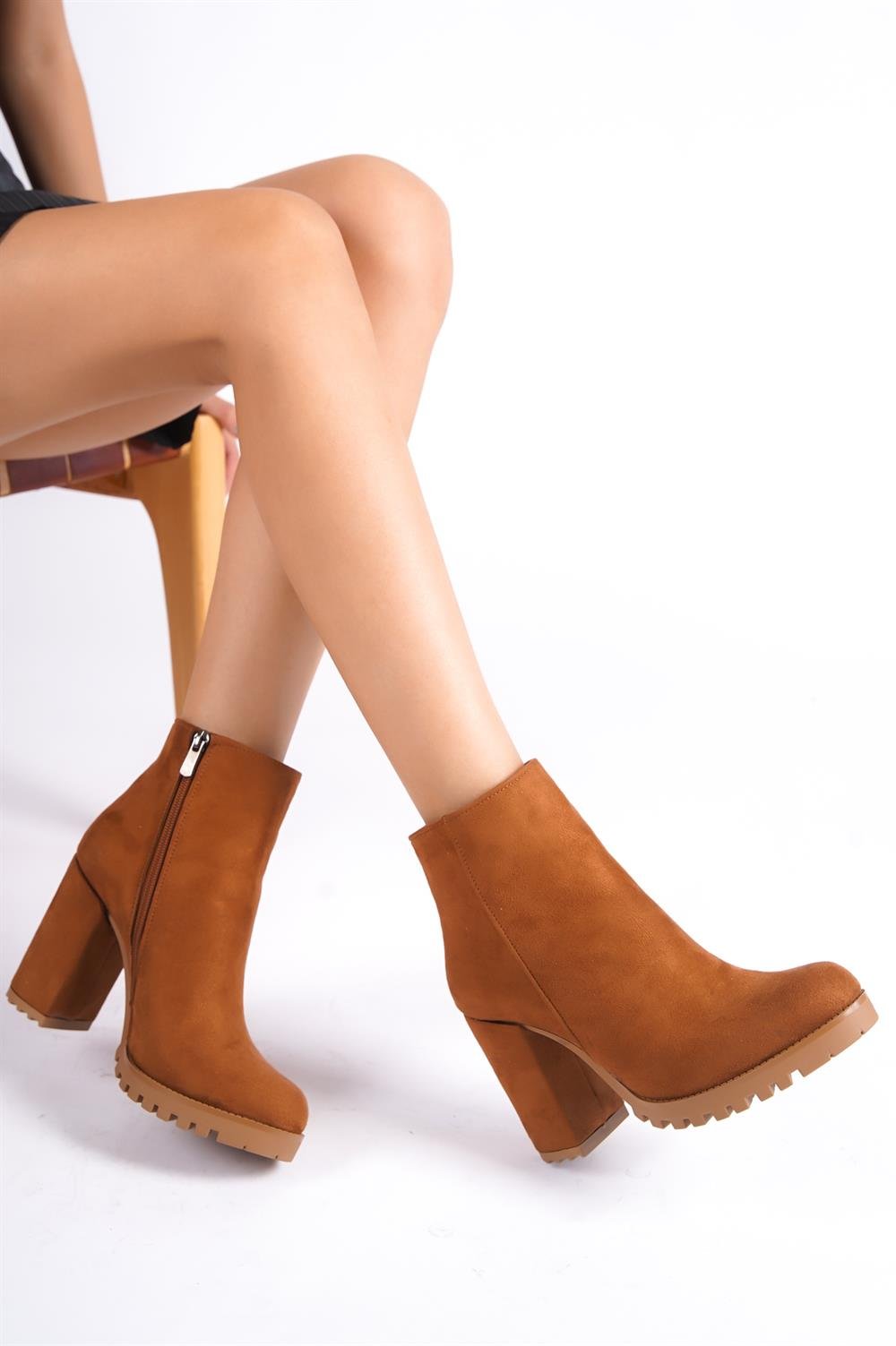 Capone Round Toe Track Sole Mid Heel Woman Boots