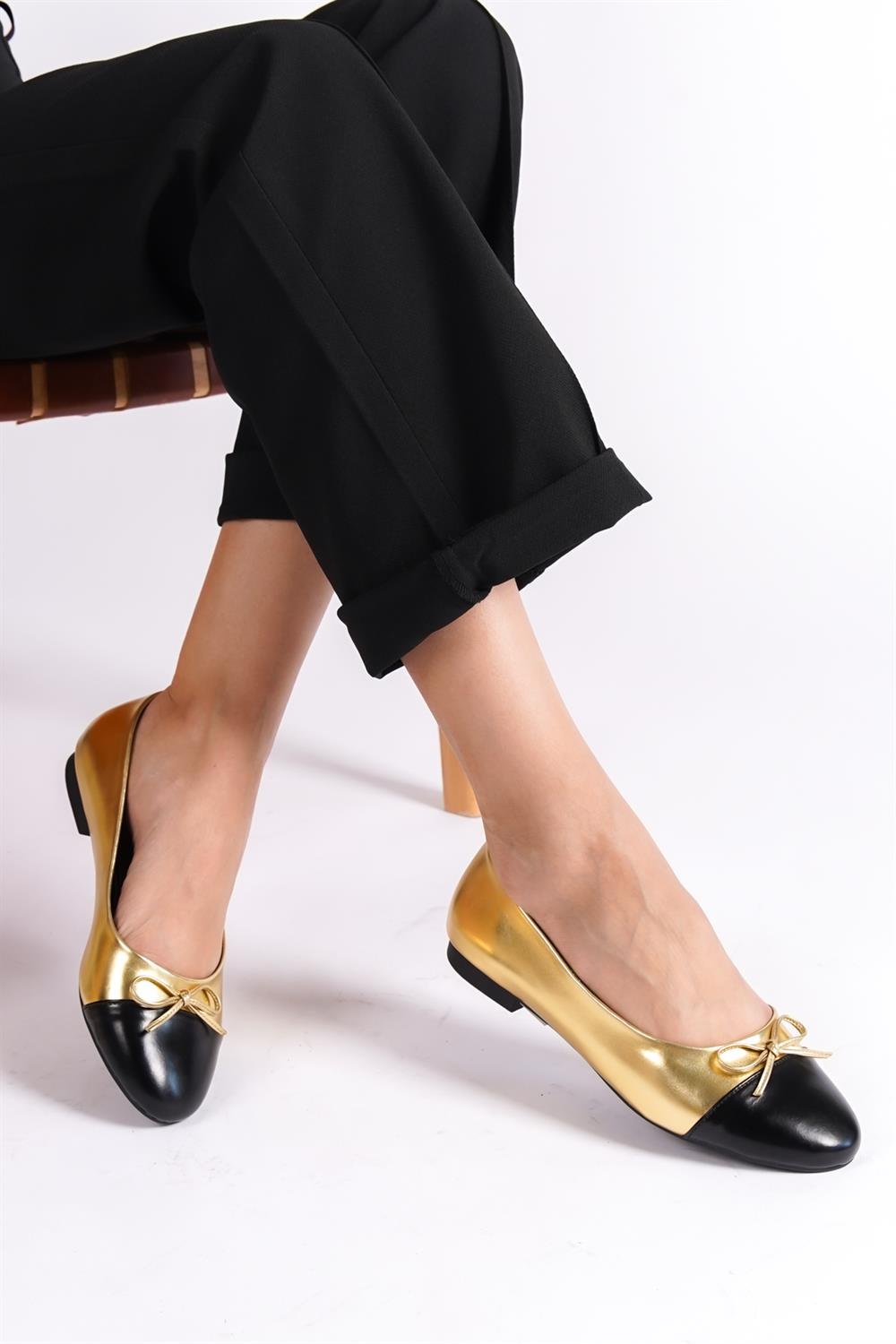 Capone Woman Two Piece Round Toe Flats