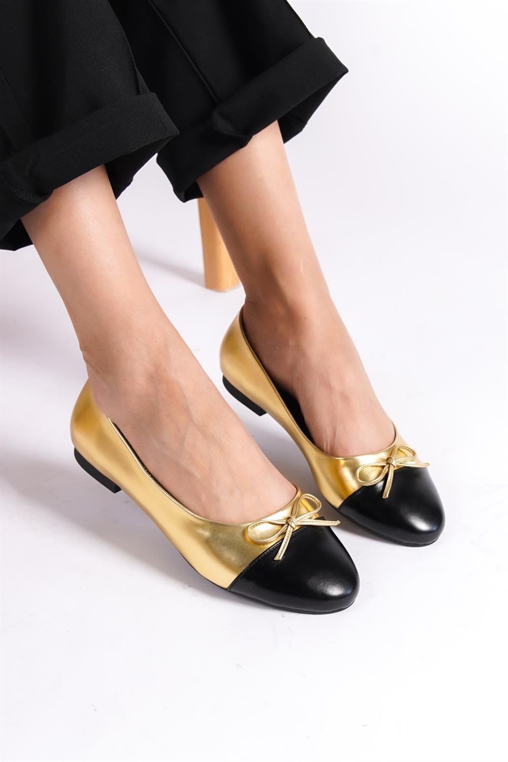 Capone Woman Two Piece Round Toe Flats